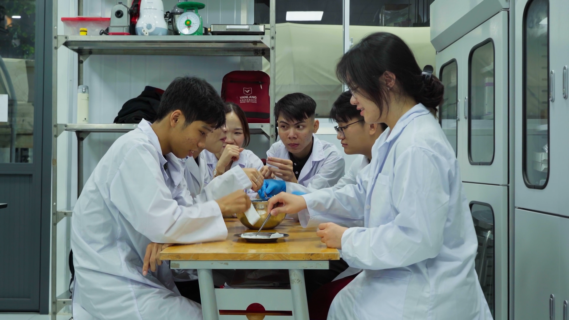 C&ugrave;ng sống xanh số 150: Sinh vi&ecirc;n  năm nhất biến vỏ t&ocirc;m th&agrave;nh băng gạc y tế - Ảnh 1.