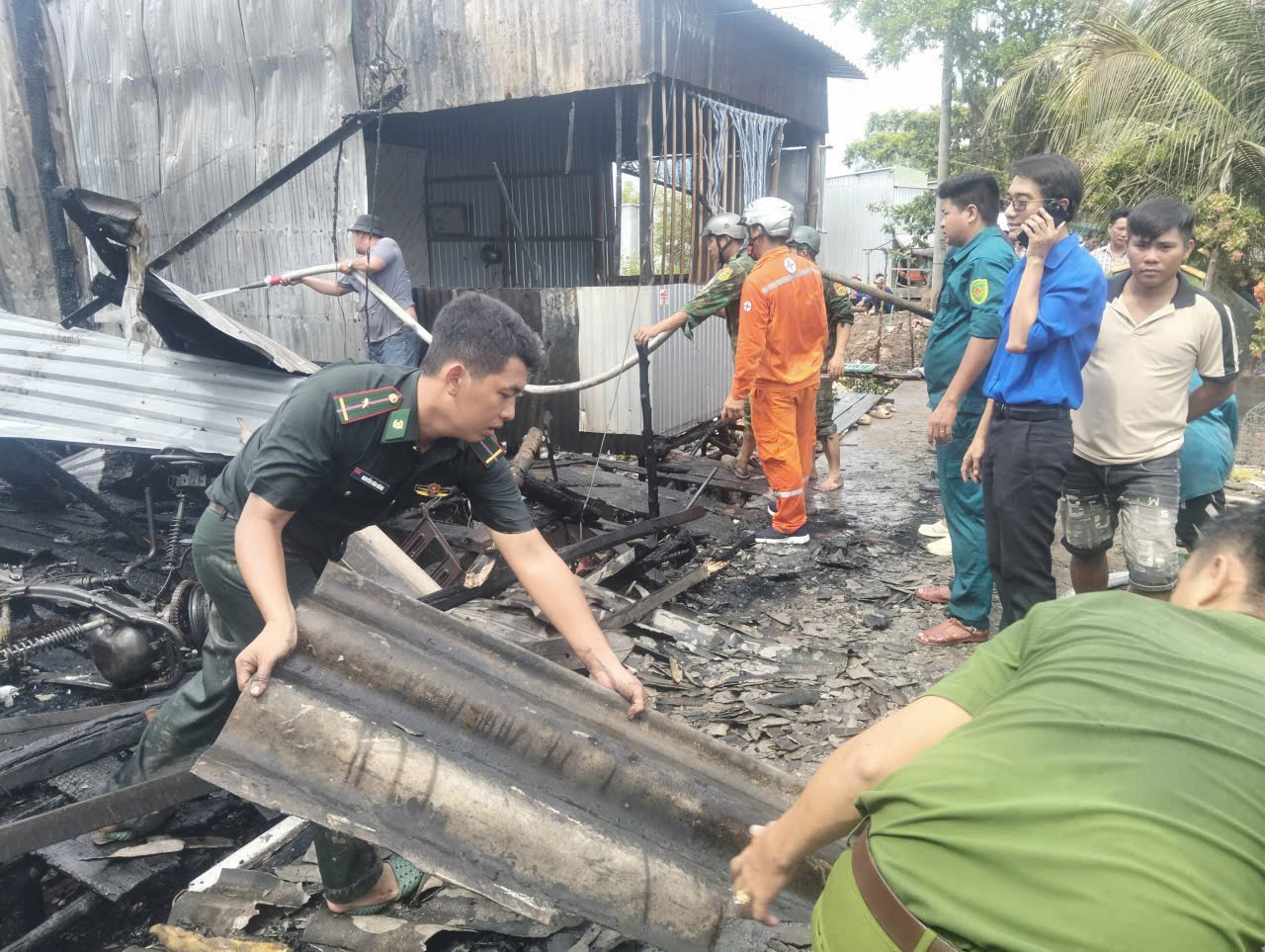 Cháy 3 căn nhà dân ở Cà Mau, bộ đội biên phòng giúp dân chữa cháy   - Ảnh 2.