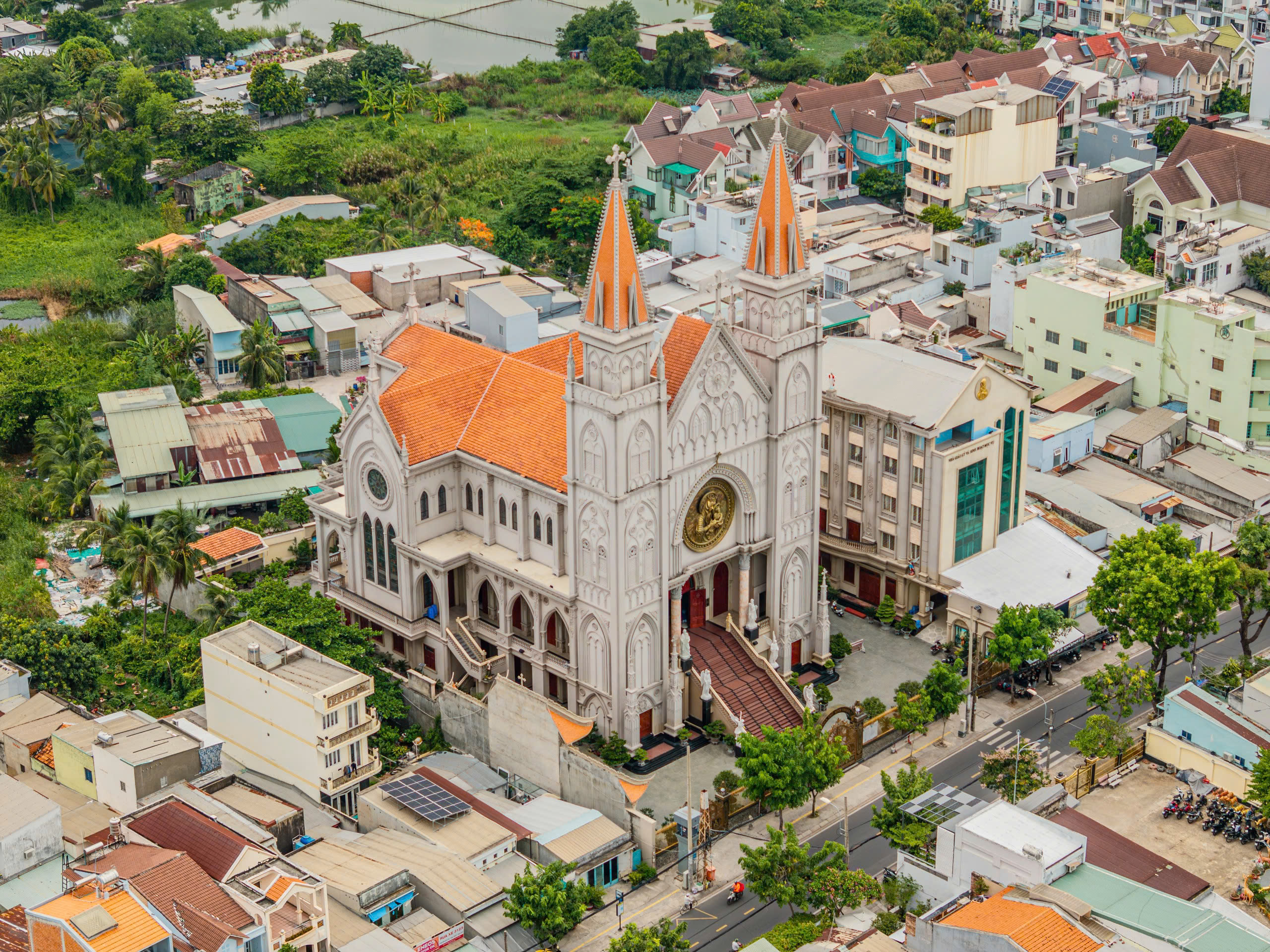 Ấn tượng nhà thờ Bình Thuận bên dòng kênh Đôi ở TP.HCM- Ảnh 3. Ấn tượng nhà thờ Bình Thuận bên dòng kênh Đôi ở TP.HCM- Ảnh 3.