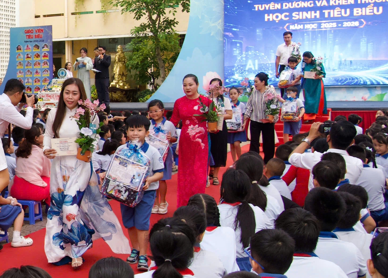 Ng&agrave;y tổng kết năm học, c&acirc;u chuyện x&uacute;c động ở s&acirc;n trường - Ảnh 4.