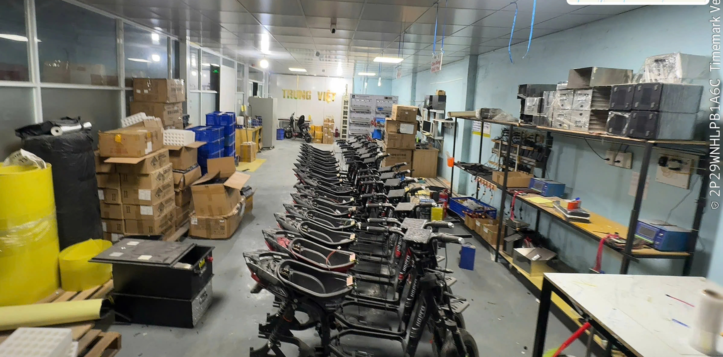 Công an TP.HCM triệt phá xưởng xe điện lậu và tái chế pin cũ - Ảnh 2.