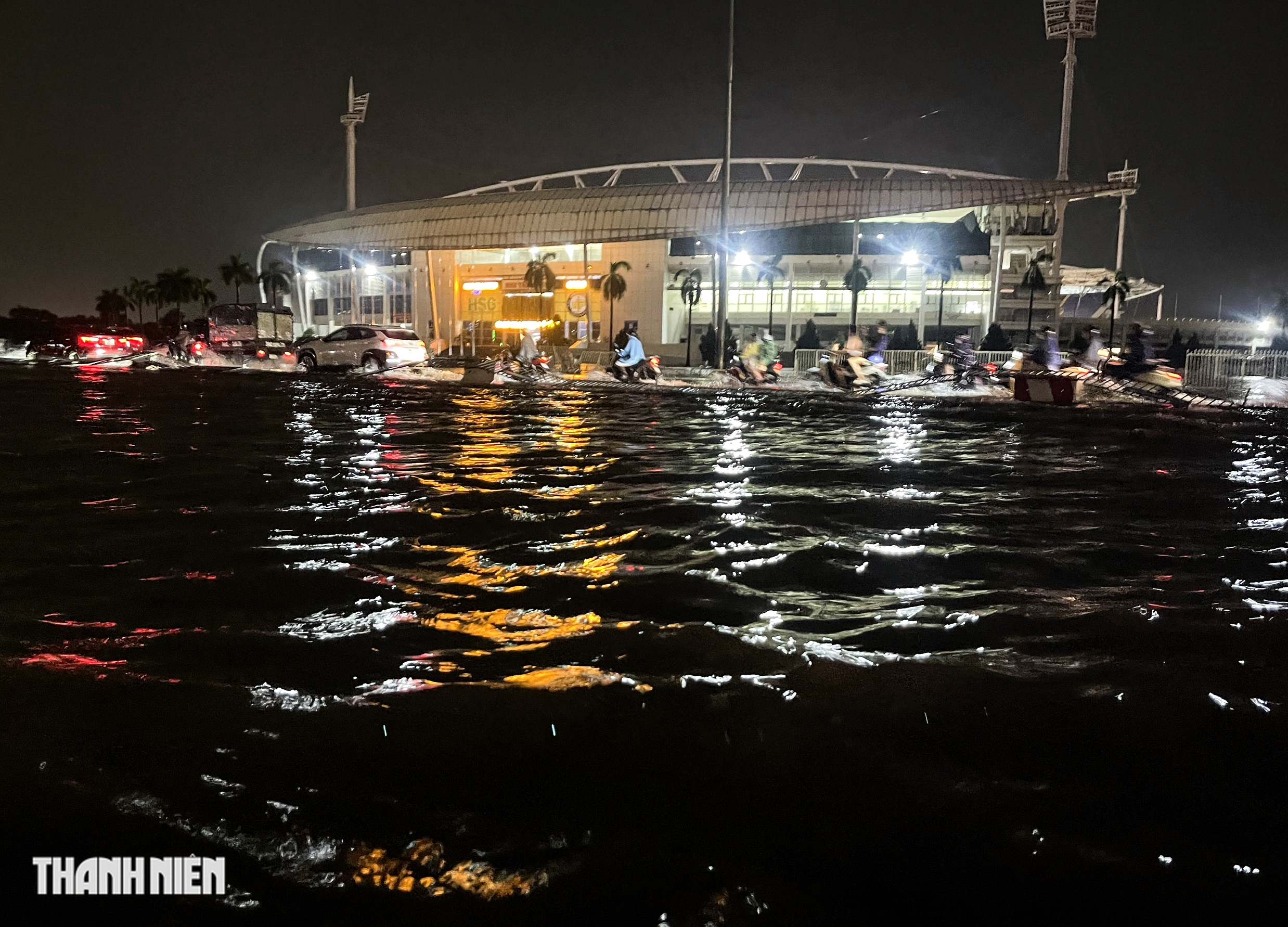 Đường phố Hà Nội ngập sâu sau cơn mưa giải nhiệt, người dân chật vật về nhà- Ảnh 1. Đường phố Hà Nội ngập sâu sau cơn mưa giải nhiệt, người dân chật vật về nhà- Ảnh 1.