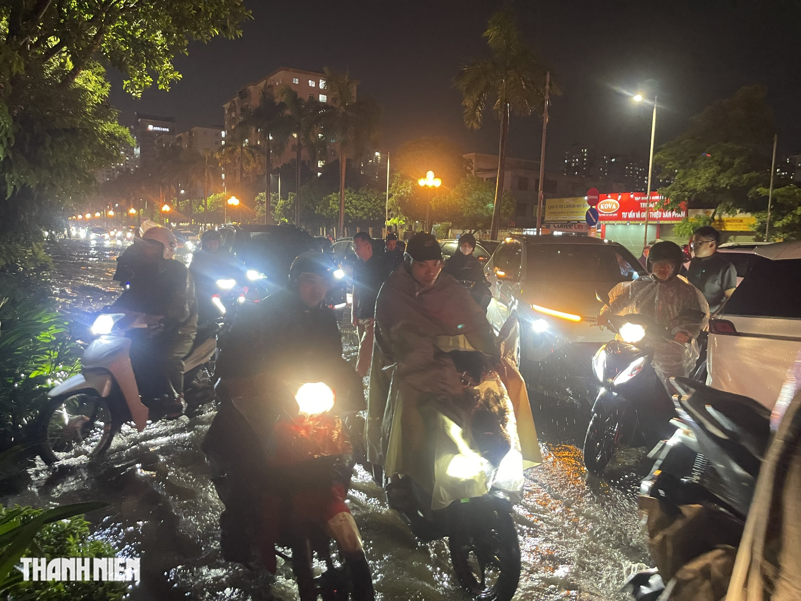 Đường phố Hà Nội ngập sâu sau cơn mưa giải nhiệt, người dân chật vật về nhà- Ảnh 14. Đường phố Hà Nội ngập sâu sau cơn mưa giải nhiệt, người dân chật vật về nhà- Ảnh 14.