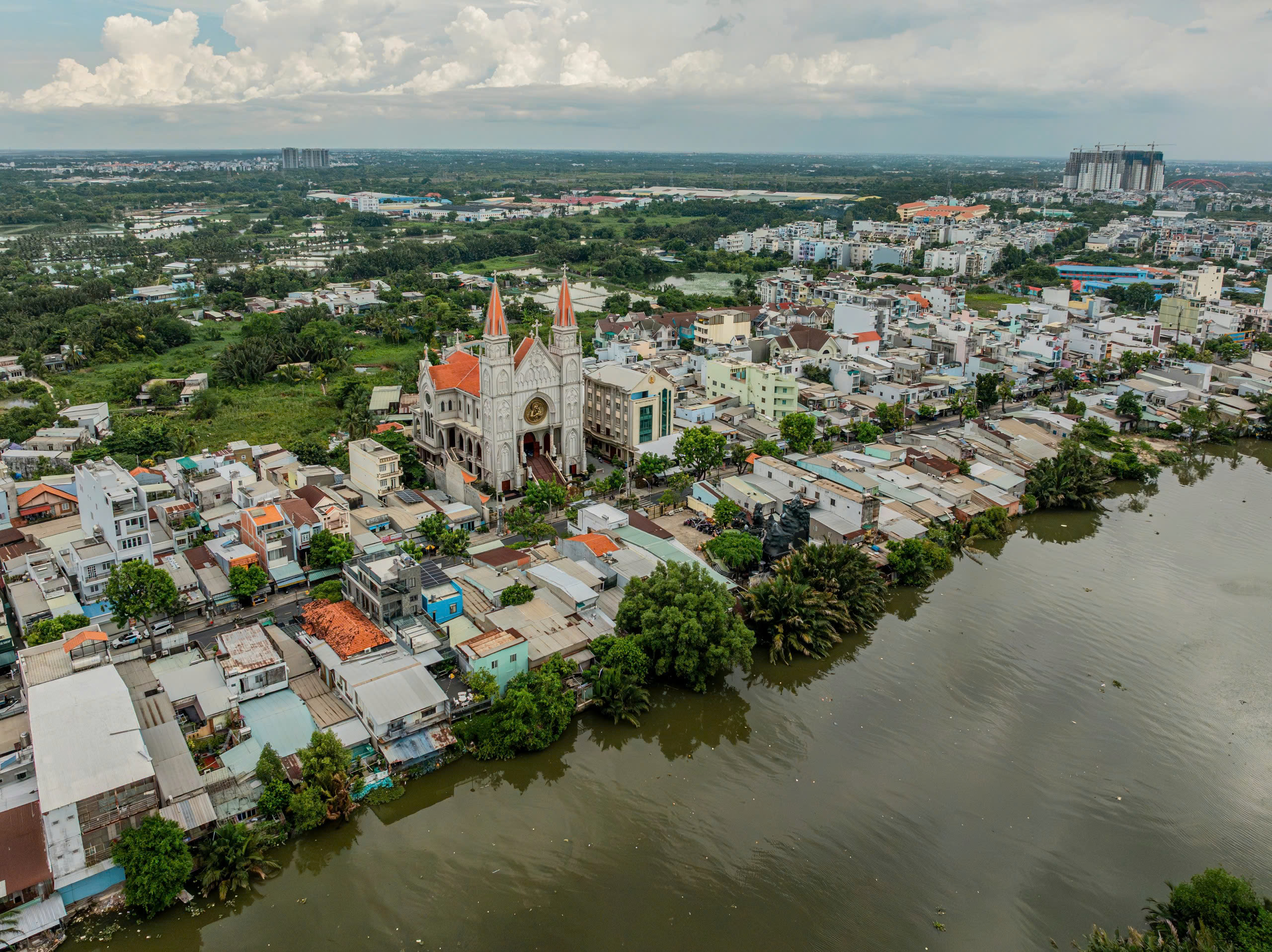 Ấn tượng nhà thờ Bình Thuận bên dòng kênh Đôi ở TP.HCM- Ảnh 13. Ấn tượng nhà thờ Bình Thuận bên dòng kênh Đôi ở TP.HCM- Ảnh 13.