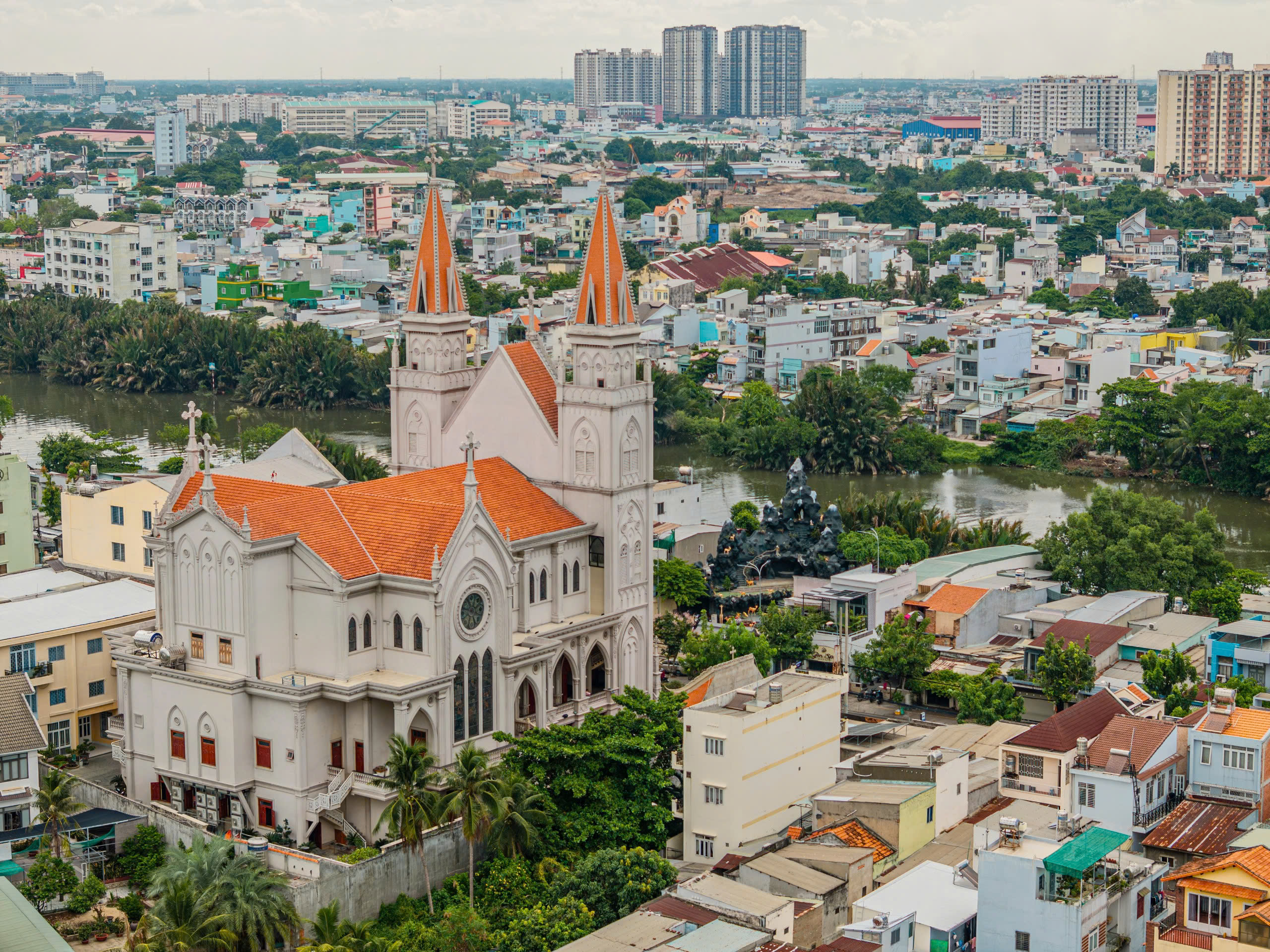 Ấn tượng nhà thờ Bình Thuận bên dòng kênh Đôi ở TP.HCM- Ảnh 1. Ấn tượng nhà thờ Bình Thuận bên dòng kênh Đôi ở TP.HCM- Ảnh 1.