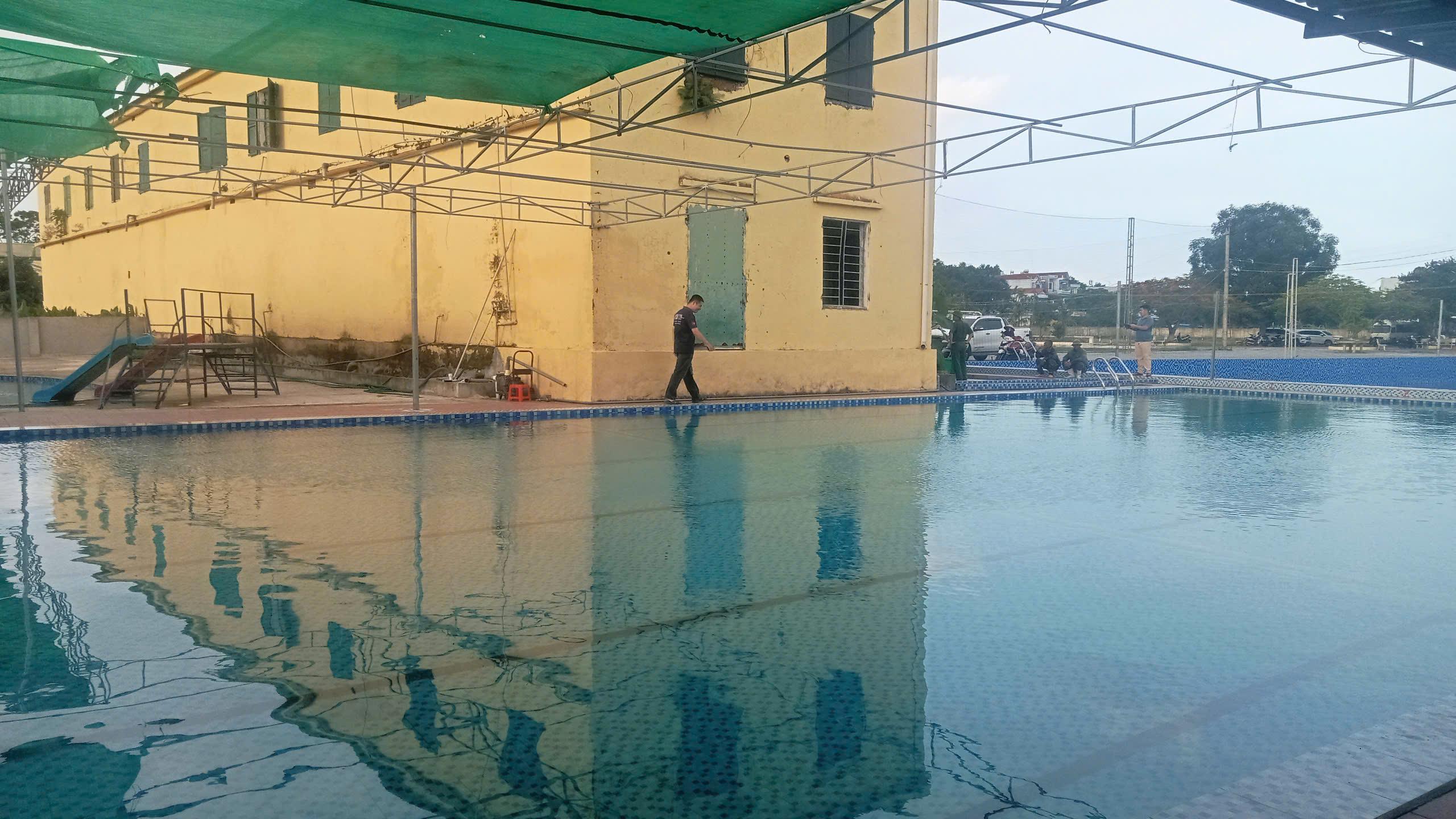 Điện rò rỉ ở bể bơi tại trường học, 3 trẻ phải cấp cứu- Ảnh 2. Điện rò rỉ ở bể bơi tại trường học, 3 trẻ phải cấp cứu- Ảnh 2.
