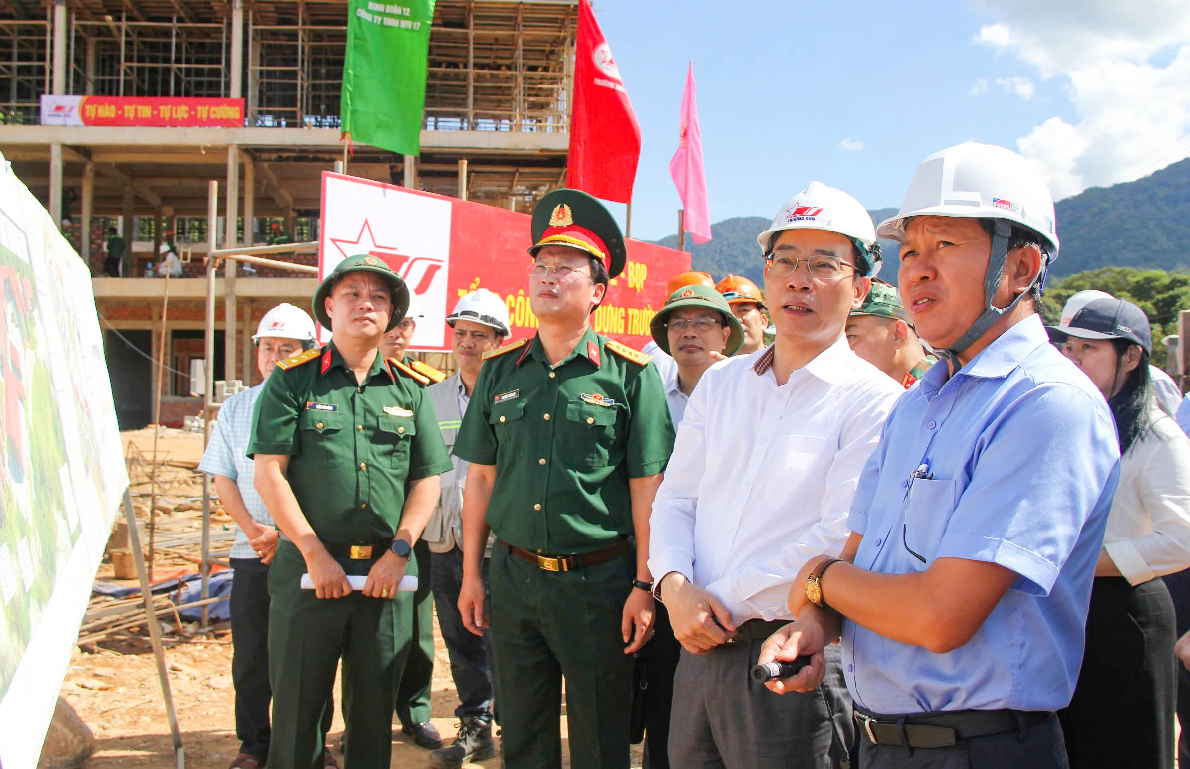 Bộ trưởng Hoàng Minh Sơn thúc tiến độ trường nội trú vùng biên giới Đà Nẵng- Ảnh 2. Bộ trưởng Hoàng Minh Sơn thúc tiến độ trường nội trú vùng biên giới Đà Nẵng- Ảnh 2.