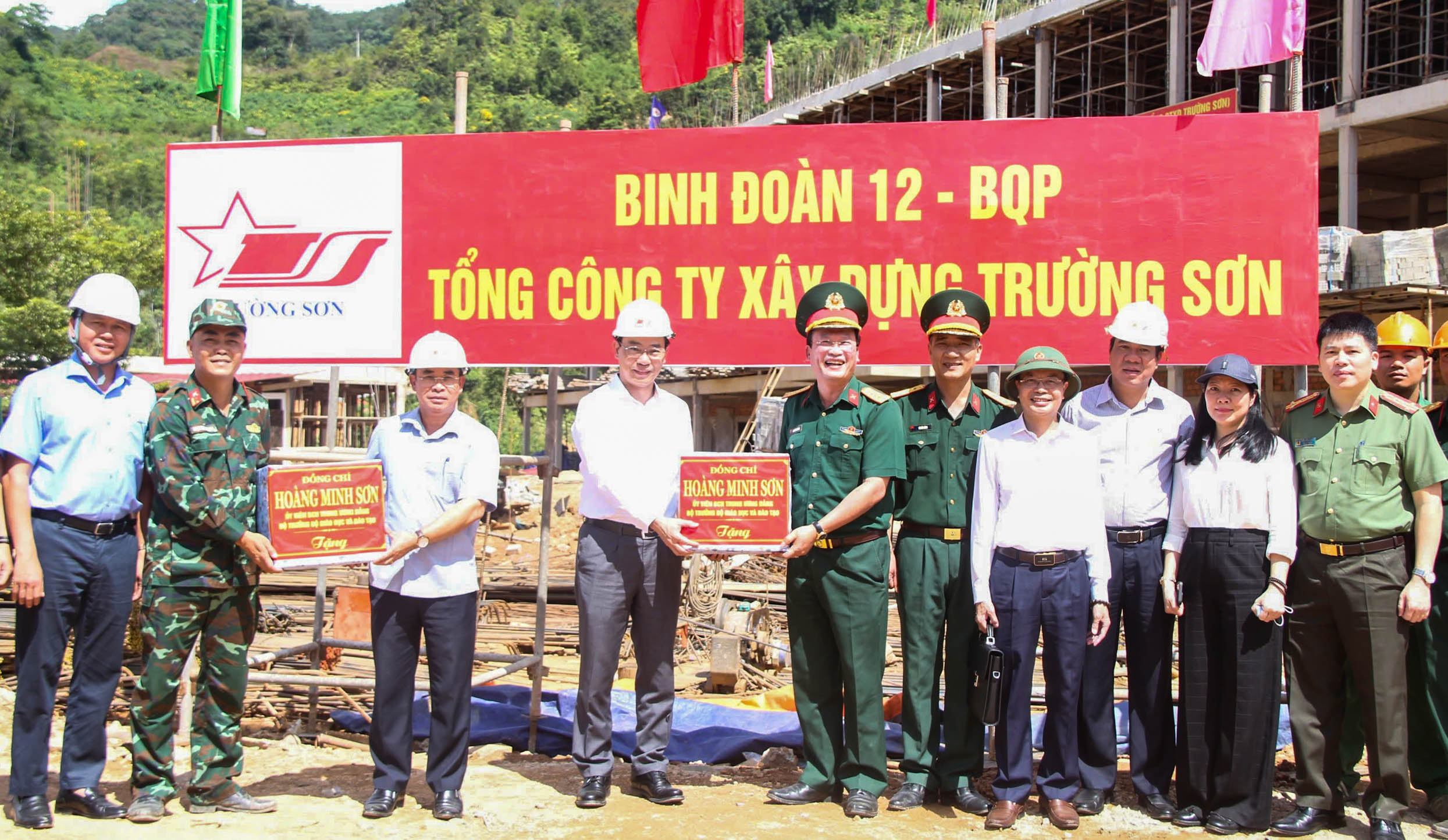 Bộ trưởng Hoàng Minh Sơn thúc tiến độ trường nội trú vùng biên giới Đà Nẵng- Ảnh 3. Bộ trưởng Hoàng Minh Sơn thúc tiến độ trường nội trú vùng biên giới Đà Nẵng- Ảnh 3.