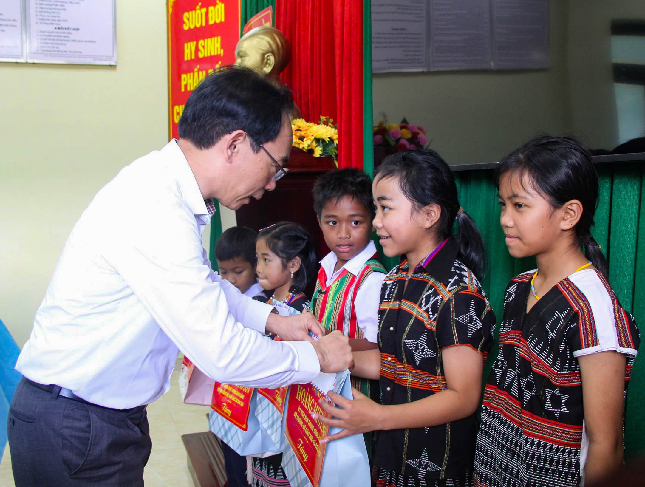 Bộ trưởng Hoàng Minh Sơn thúc tiến độ trường nội trú vùng biên giới Đà Nẵng- Ảnh 4. Bộ trưởng Hoàng Minh Sơn thúc tiến độ trường nội trú vùng biên giới Đà Nẵng- Ảnh 4.