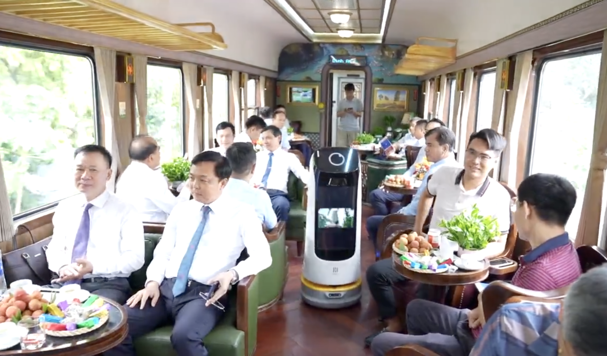 Lần đầu ti&ecirc;n đường sắt đưa robot AI phục vụ tr&ecirc;n t&agrave;u - Ảnh 2.