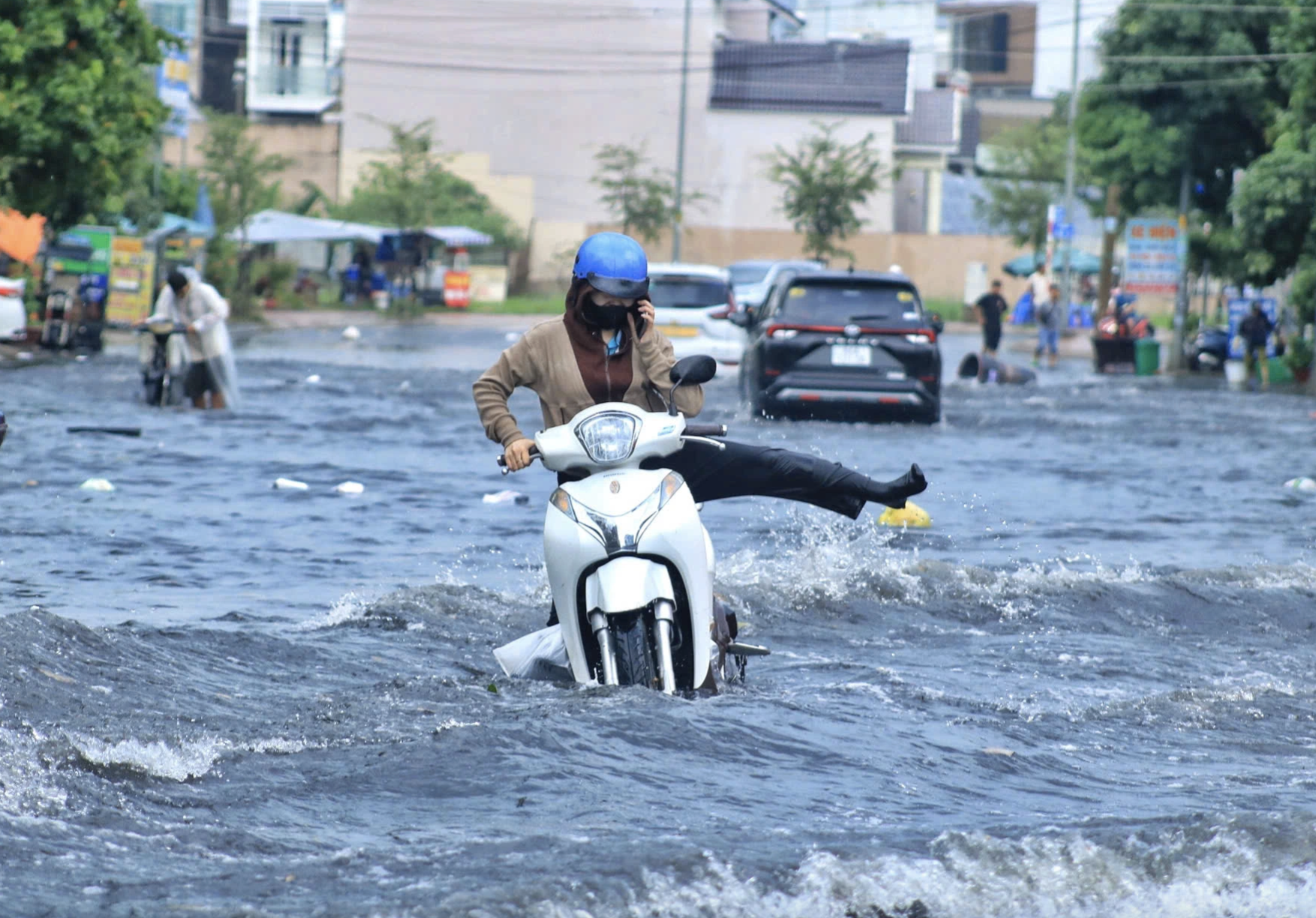 Rốn ngập ở TP.HCM 'thay da đổi thịt': Người dân 'quá vui' vì thoát cảnh lội nước - Ảnh 5.
