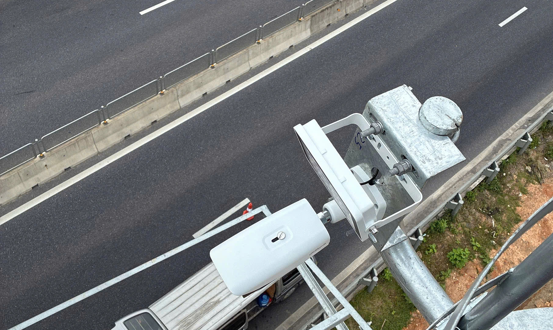 Lắp đặt 78 camera AI trên cao tốc Vạn Ninh - Cam Lộ- Ảnh 1. Lắp đặt 78 camera AI trên cao tốc Vạn Ninh - Cam Lộ- Ảnh 1.