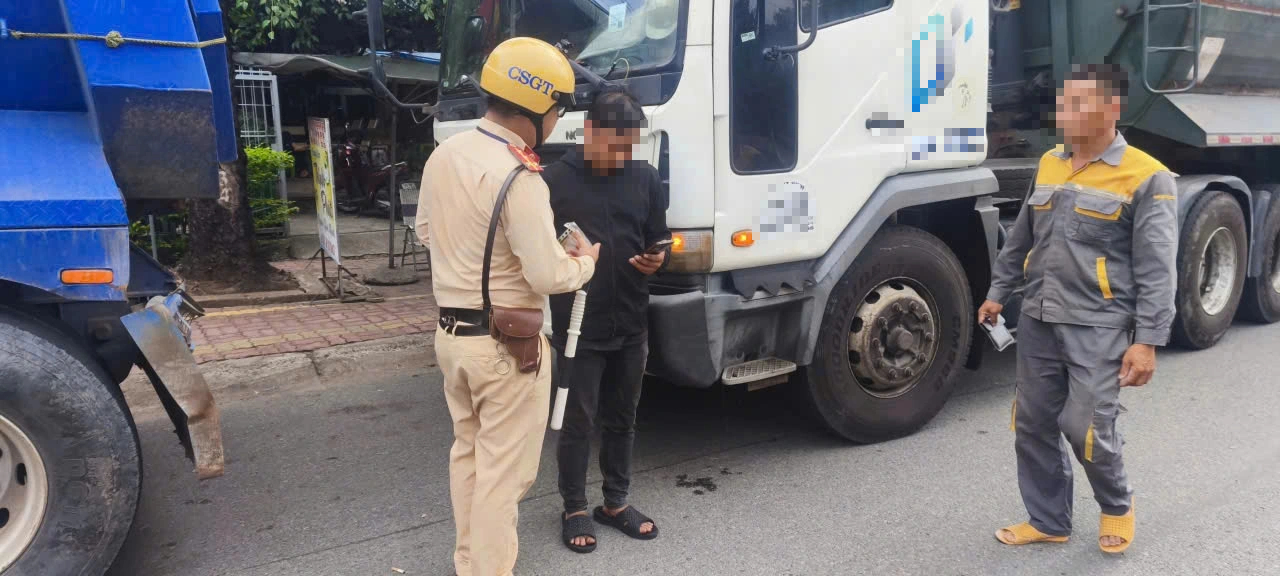 Bị lập biên bản nồng độ cồn, người đàn ông đòi lao ra đường tự tử - Ảnh 2.