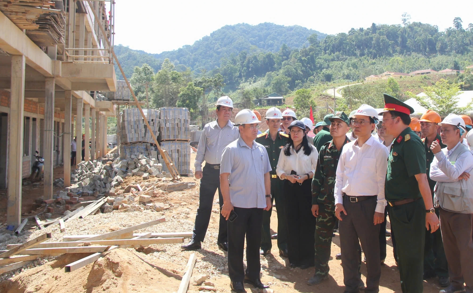 Bộ trưởng Hoàng Minh Sơn thúc tiến độ trường nội trú vùng biên giới Đà Nẵng- Ảnh 1. Bộ trưởng Hoàng Minh Sơn thúc tiến độ trường nội trú vùng biên giới Đà Nẵng- Ảnh 1.