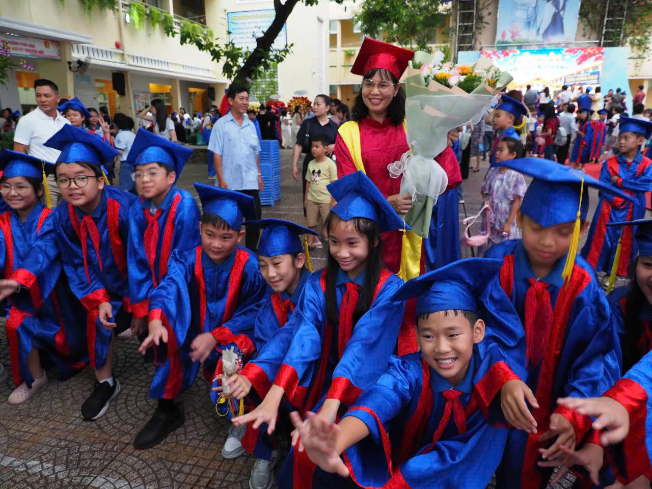 Lứa học sinh vào lớp 1 đúng đại dịch Covid-19 nay đã hoàn thành tiểu học - Ảnh 8.