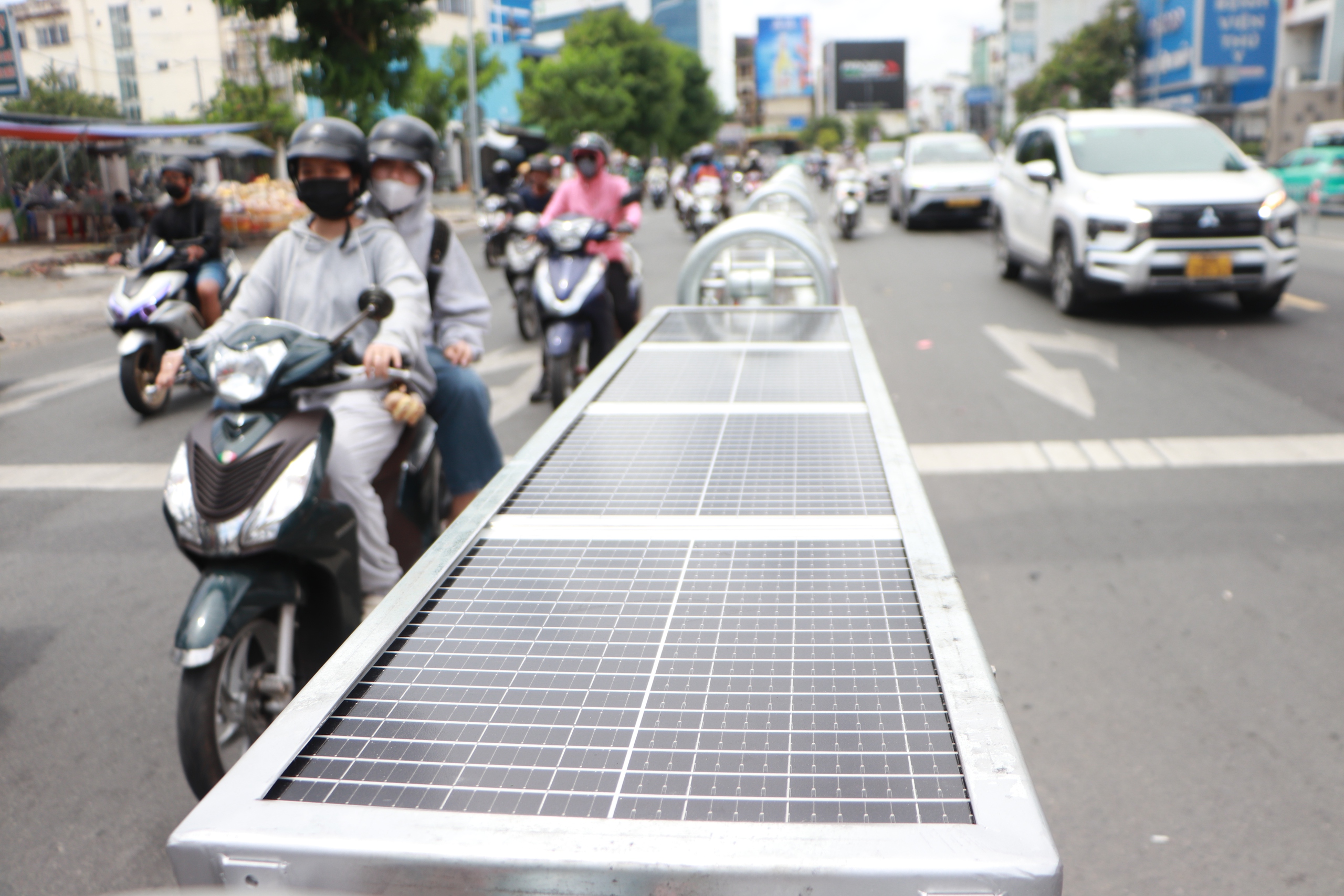Dải ph&acirc;n c&aacute;ch d&ugrave;ng điện mặt trời đầu ti&ecirc;n ở TP.HCM c&oacute; g&igrave; đặc biệt?  - Ảnh 1.