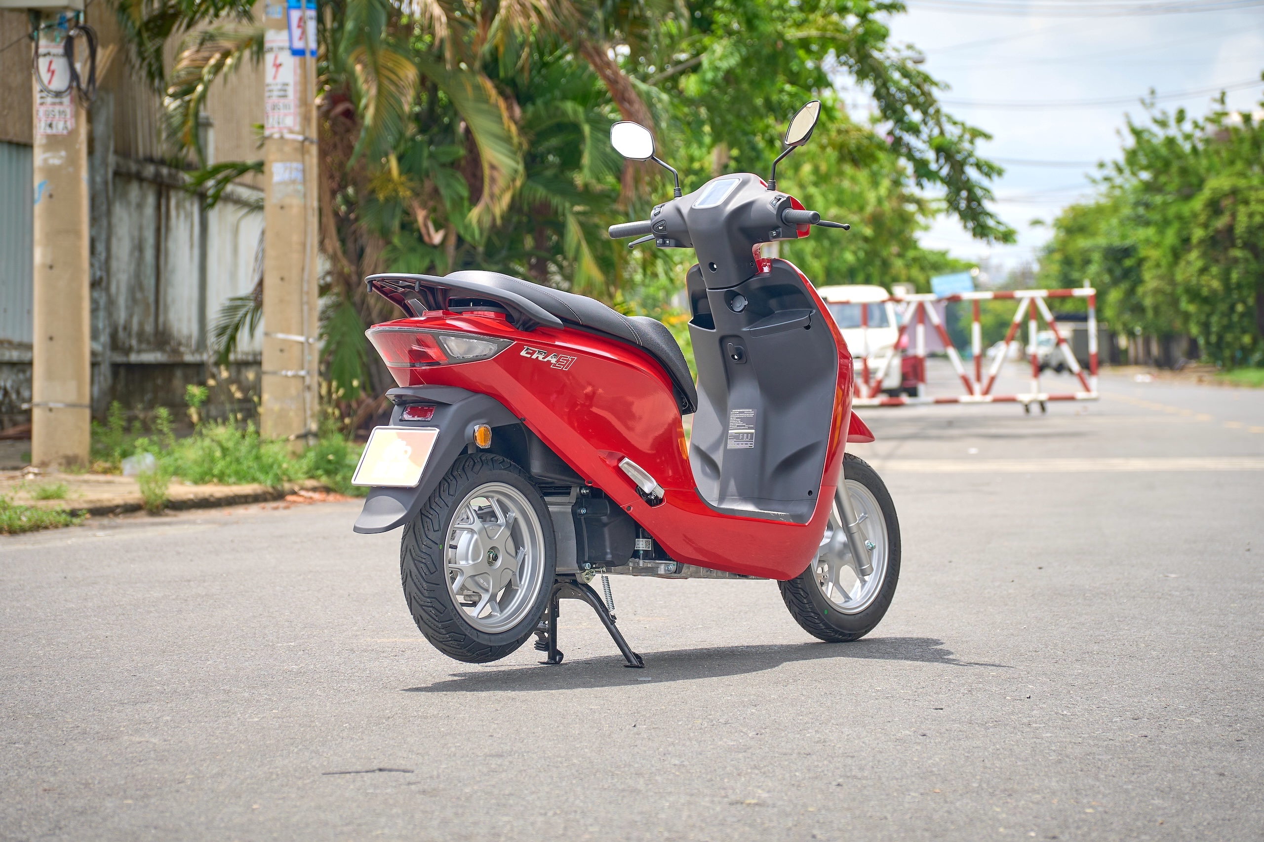 Lái thử Dat Bike ERA: Xe máy điện 'cân đời thực', giá từ 29,9 triệu đồng Lái thử Dat Bike ERA: Xe máy điện ‘cân đời thực’, giá từ 29,9 triệu đồng - Ảnh 1.