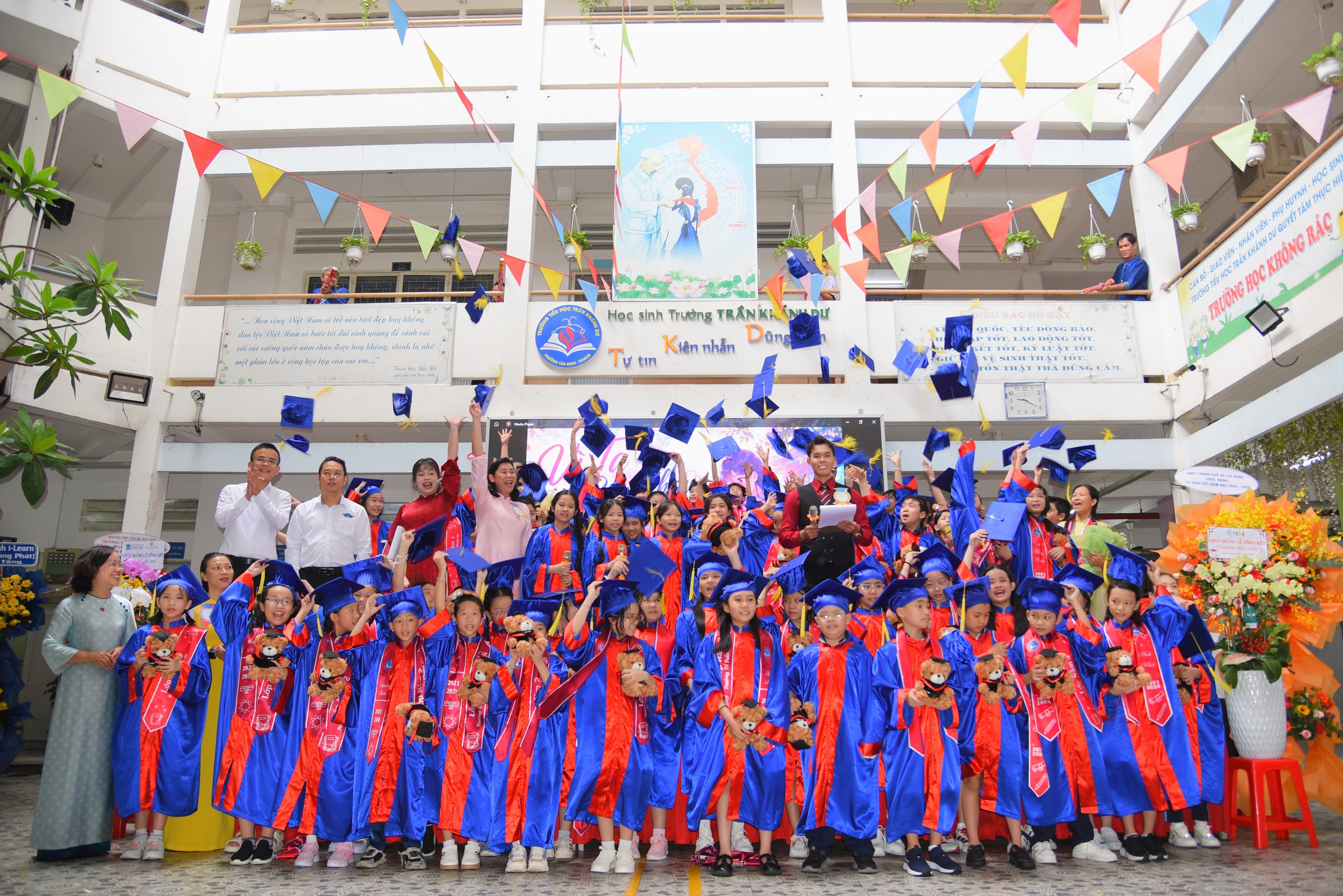 Lứa học sinh vào lớp 1 đúng đại dịch Covid-19 nay đã hoàn thành tiểu học - Ảnh 13.
