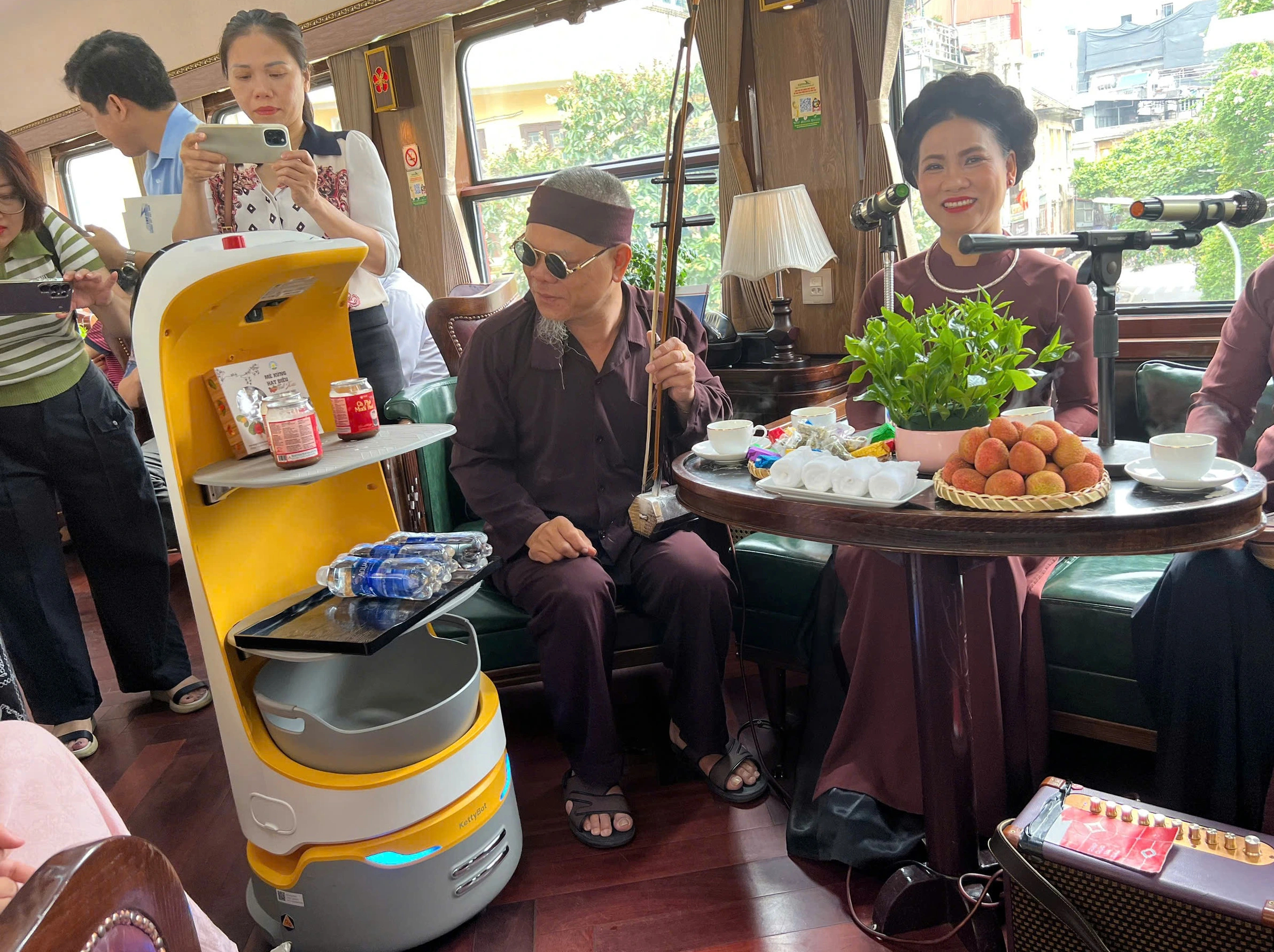 Lần đầu ti&ecirc;n đường sắt đưa robot AI phục vụ tr&ecirc;n t&agrave;u - Ảnh 3.