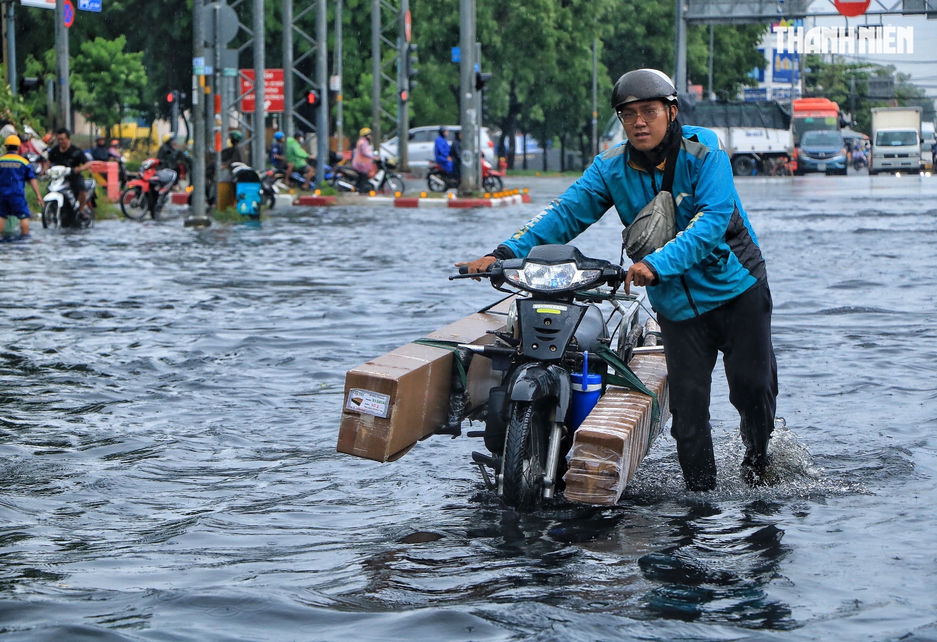 Giữa trưa nay TP.HCM có mưa lớn: Đường ngập thành 'biển nước' đen, nhiều xe chết máy - Ảnh 5.