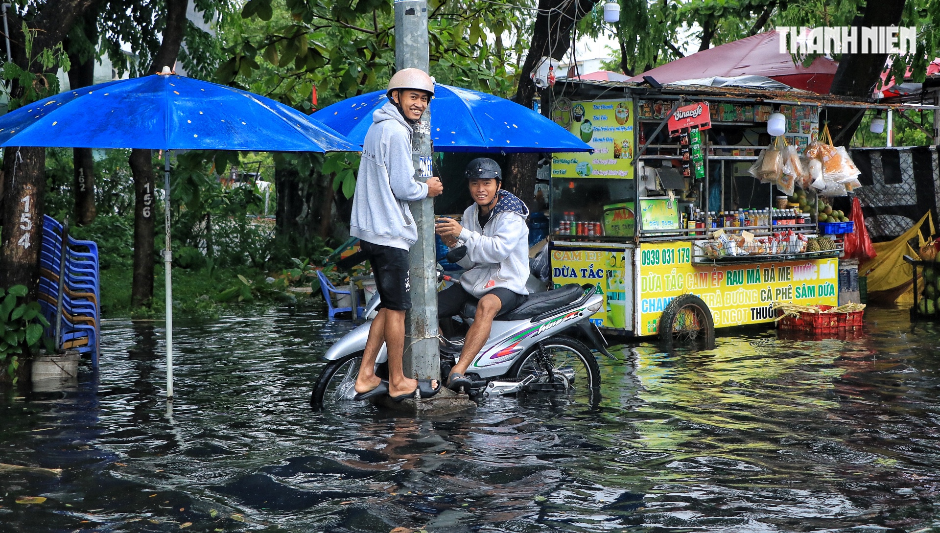 Giữa trưa nay TP.HCM có mưa lớn: Đường ngập thành 'biển nước' đen, nhiều xe chết máy - Ảnh 3.