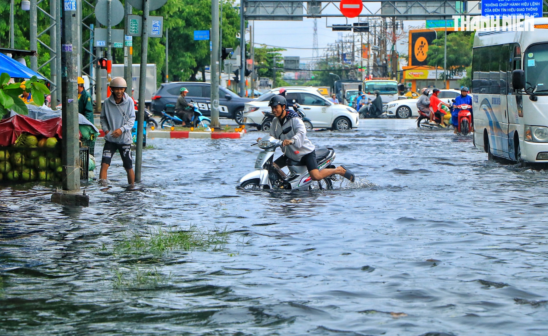 Giữa trưa nay TP.HCM có mưa lớn: Đường ngập thành 'biển nước' đen, nhiều xe chết máy - Ảnh 2.