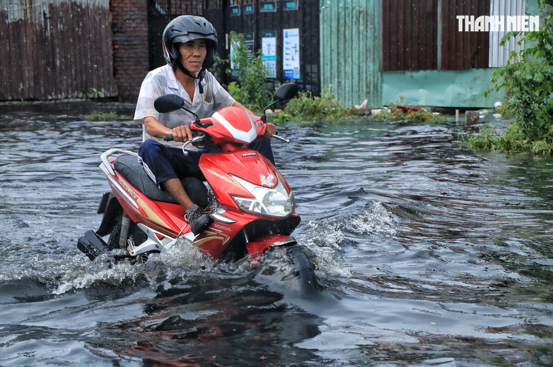 Giữa trưa nay TP.HCM có mưa lớn: Đường ngập thành 'biển nước' đen, nhiều xe chết máy - Ảnh 9.