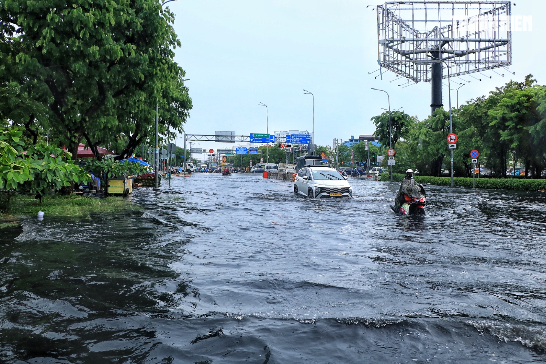 Giữa trưa nay TP.HCM có mưa lớn: Đường ngập thành 'biển nước' đen, nhiều xe chết máy - Ảnh 4.