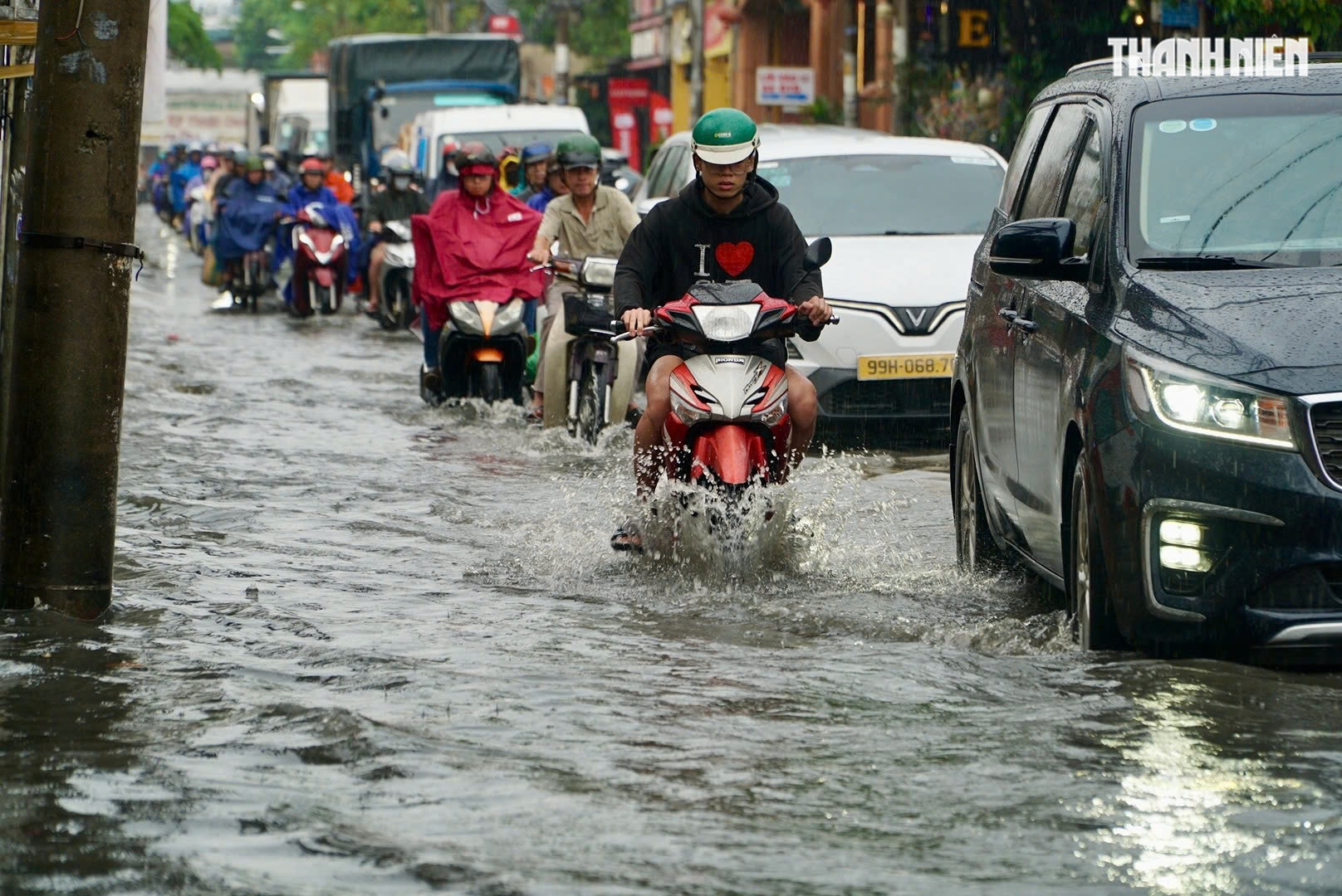Giữa trưa nay TP.HCM có mưa lớn: Đường ngập thành 'biển nước' đen, nhiều xe chết máy - Ảnh 12.