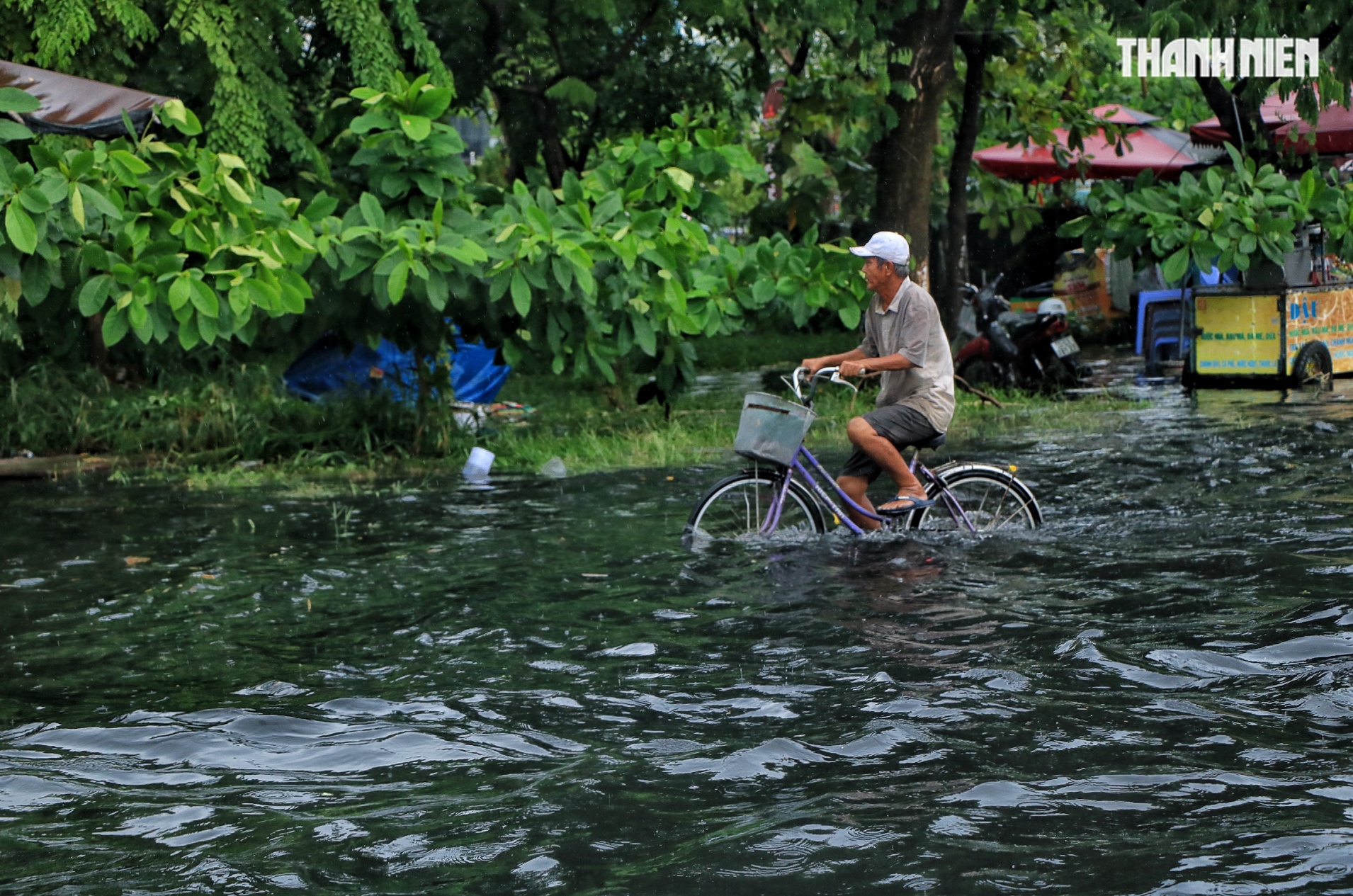 Giữa trưa nay TP.HCM có mưa lớn: Đường ngập thành 'biển nước' đen, nhiều xe chết máy - Ảnh 7.