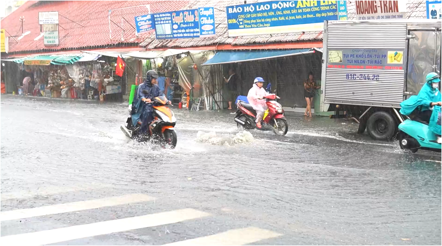Vừa thấy mây đen, tiểu thương chợ Thủ Đức đã vội kê hàng ‘chạy ngập’ - Ảnh 2.