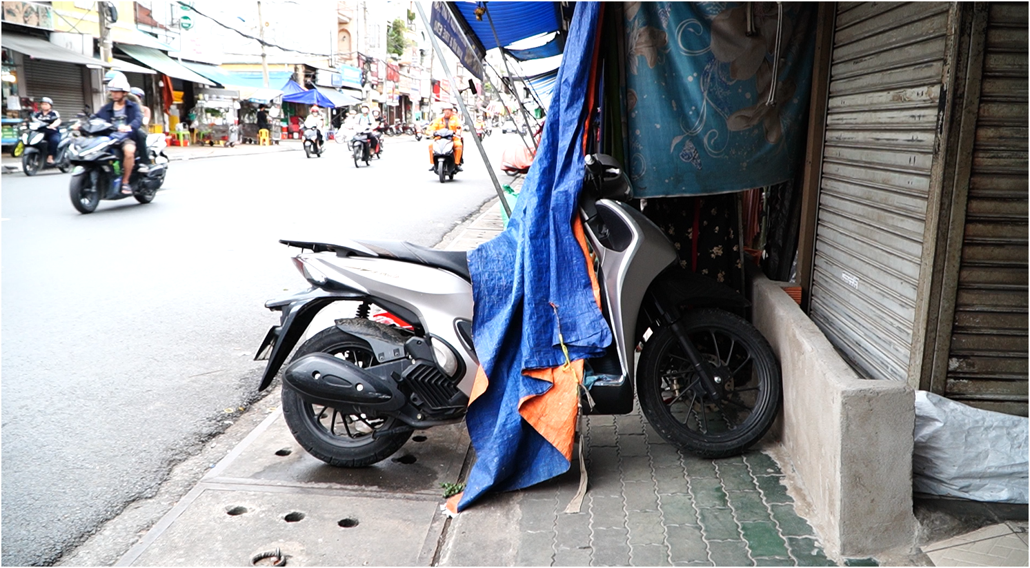Vừa thấy mây đen, tiểu thương chợ Thủ Đức đã vội kê hàng ‘chạy ngập’ - Ảnh 3.