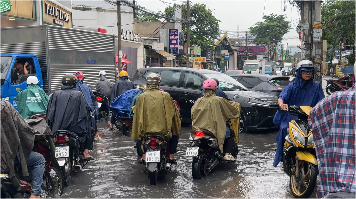 Mưa lớn kéo dài cả ngày ở TP.HCM, người dân ám ảnh cảnh ‘lội nước dơ’ - Ảnh 2.