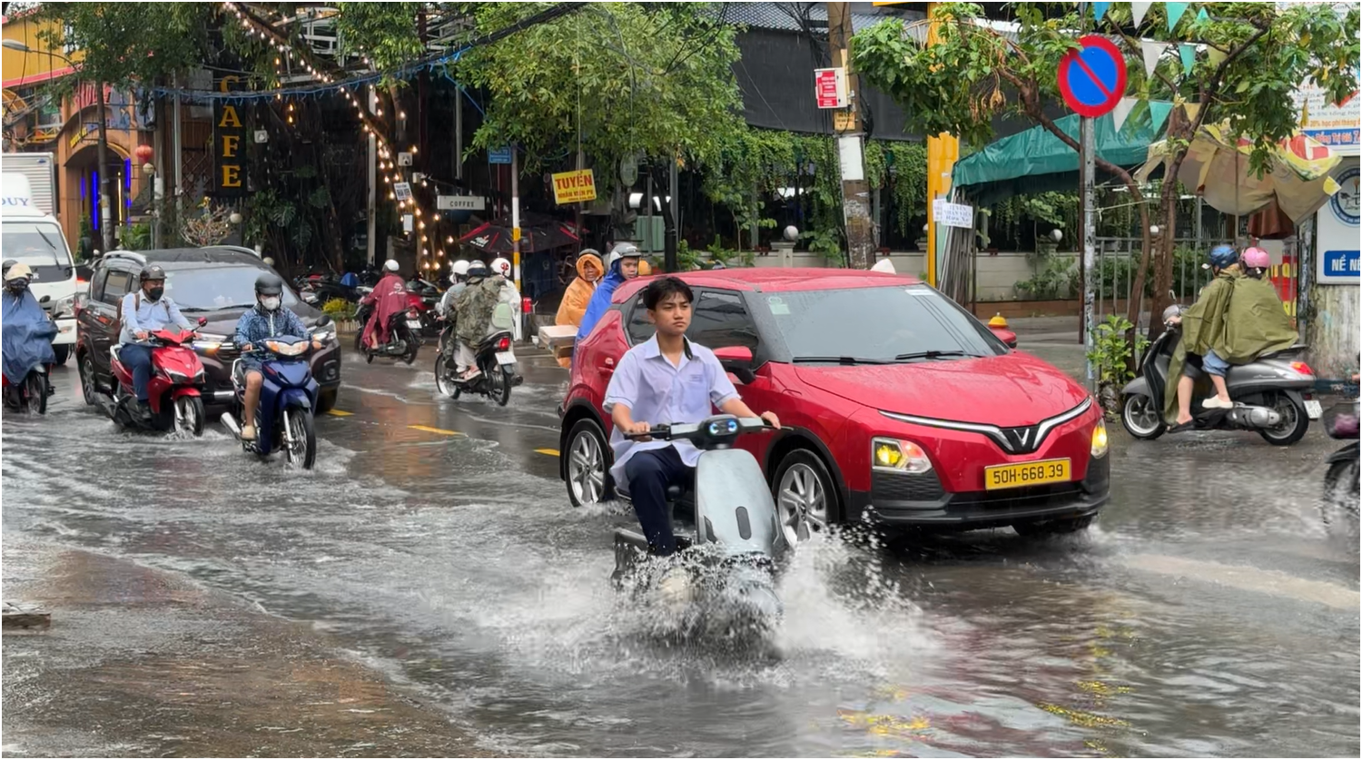 Mưa lớn kéo dài cả ngày ở TP.HCM, người dân ám ảnh cảnh ‘lội nước dơ’ - Ảnh 3.