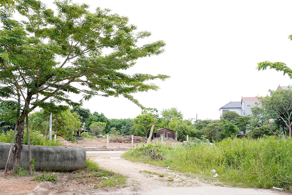 Mua đất tiền tỉ nhưng phải k&eacute;o điện tạm, d&ugrave;ng nước k&eacute;- Ảnh 1.