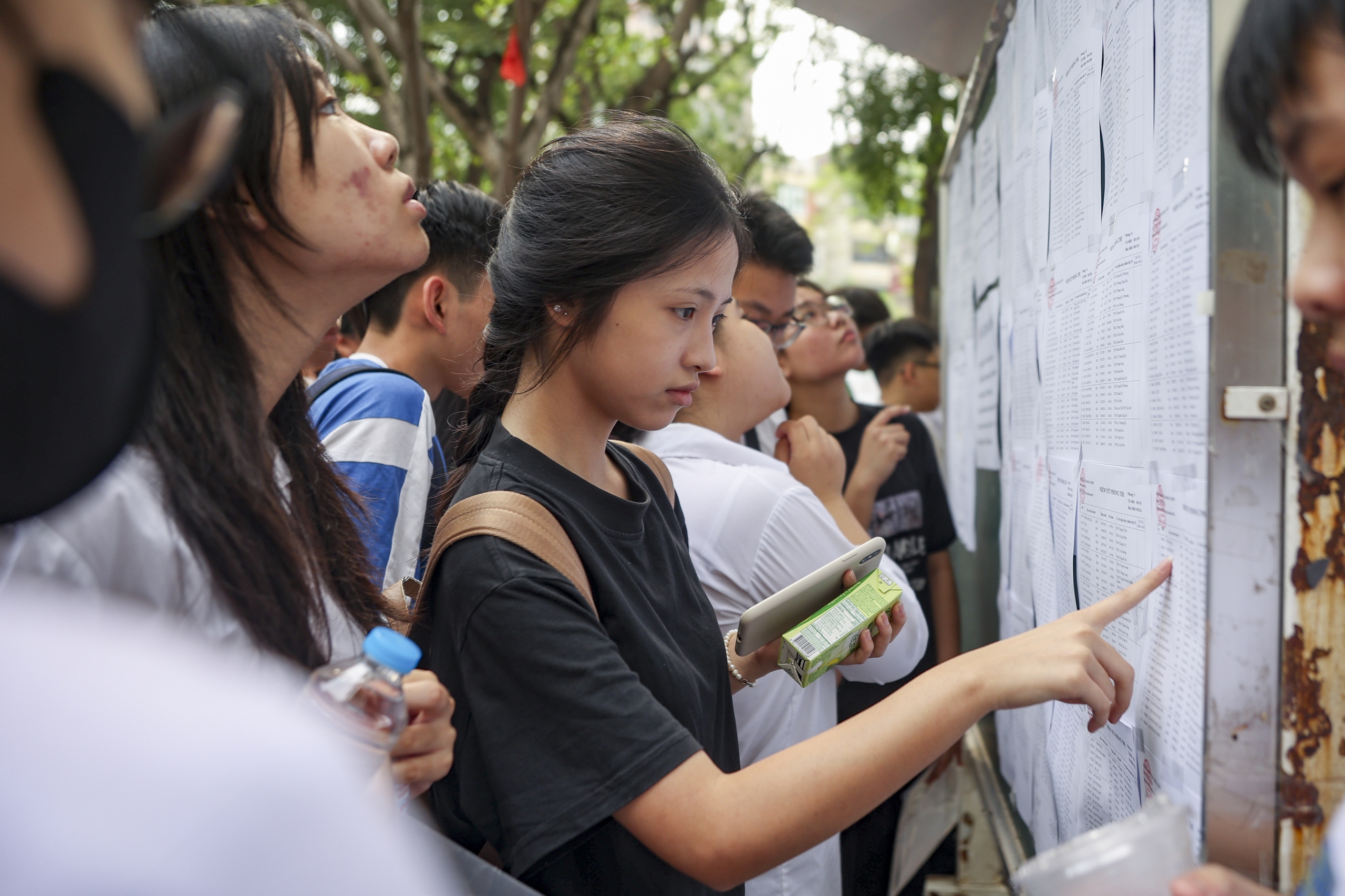 Gần 125.000 học sinh Hà Nội làm thủ tục thi vào lớp 10 - Ảnh 3.