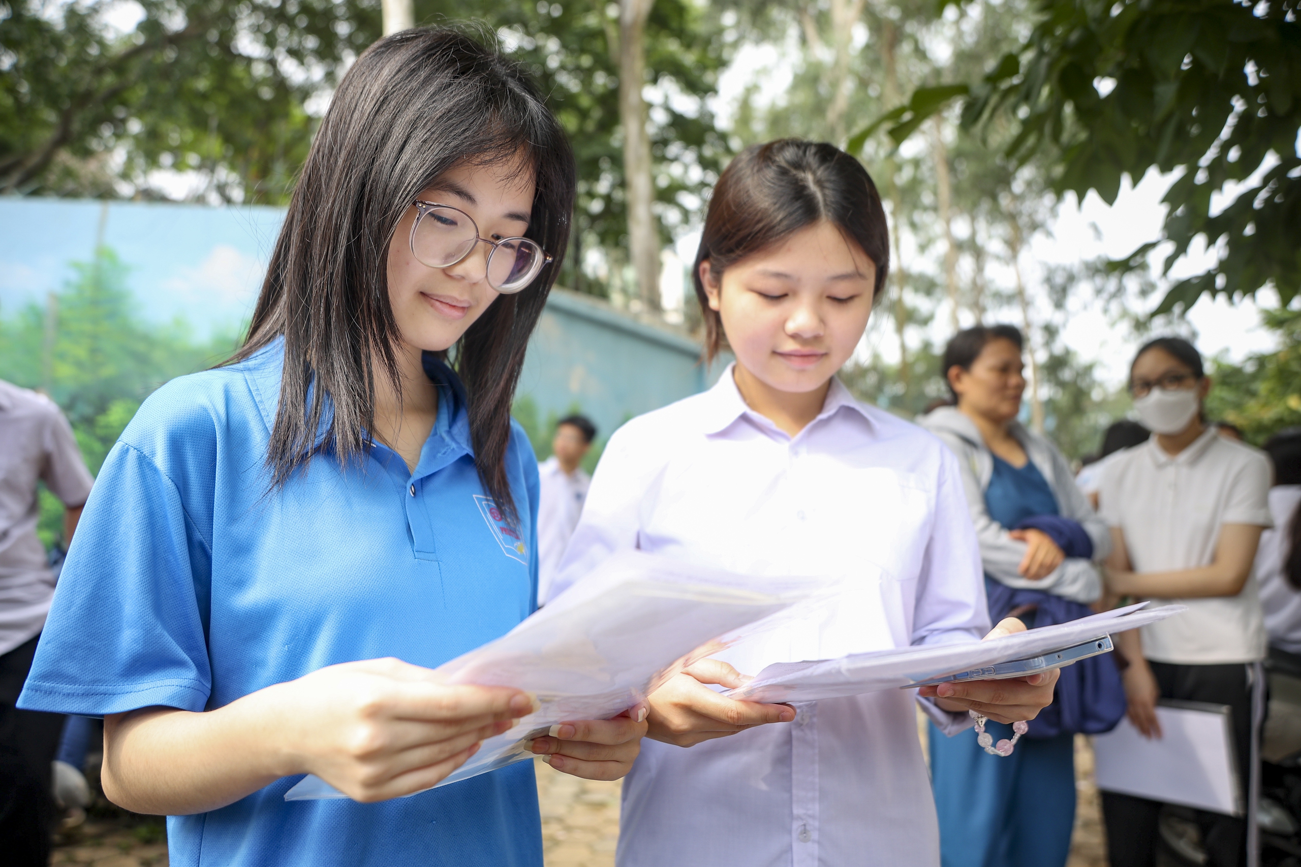 Gần 125.000 học sinh Hà Nội làm thủ tục thi vào lớp 10 - Ảnh 1.