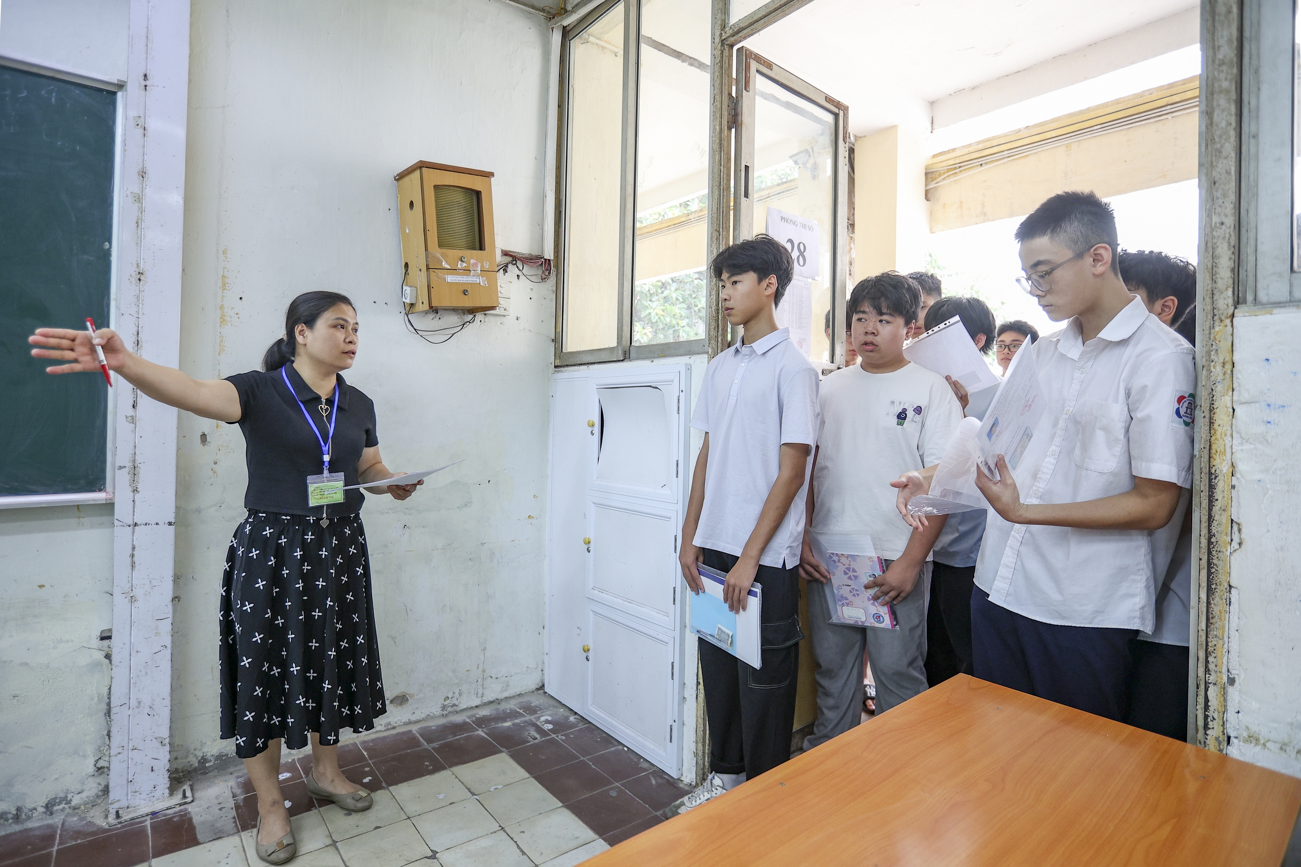 Gần 125.000 học sinh Hà Nội làm thủ tục thi vào lớp 10 - Ảnh 7.