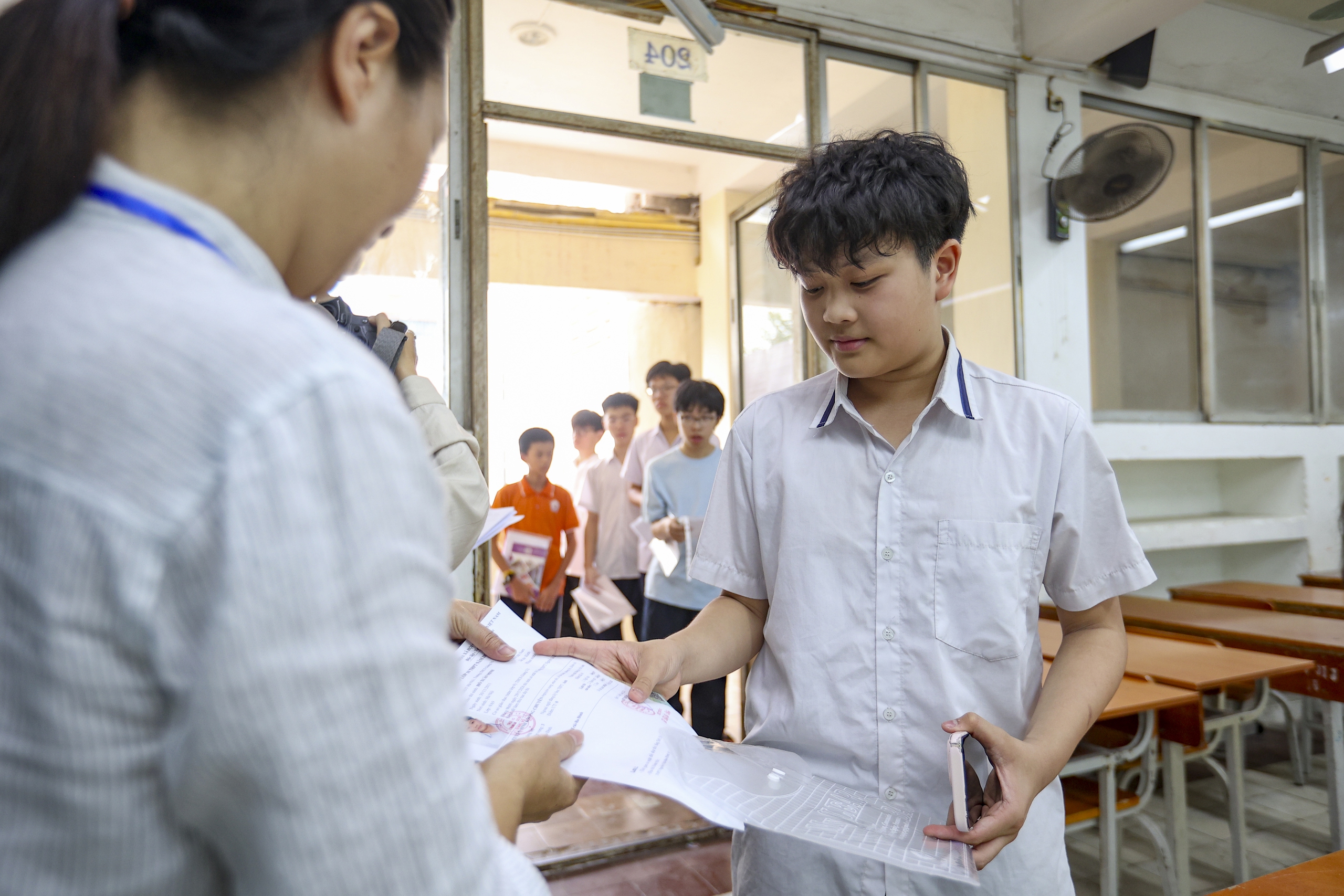 Gần 125.000 học sinh Hà Nội làm thủ tục thi vào lớp 10 - Ảnh 8.