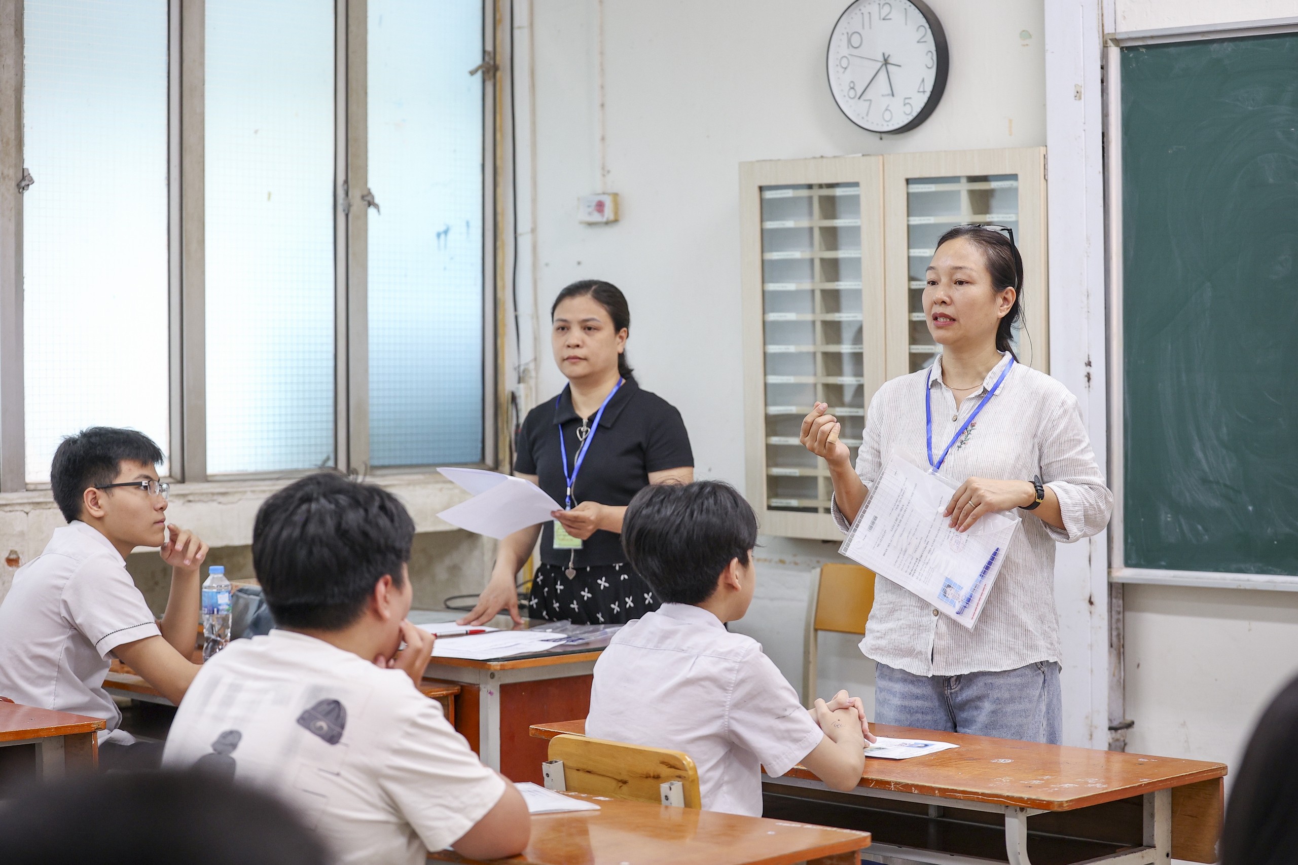 Gần 125.000 học sinh Hà Nội làm thủ tục thi vào lớp 10 - Ảnh 9.