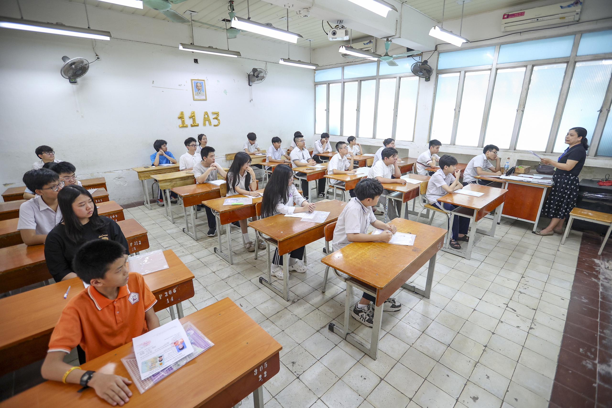 Gần 125.000 học sinh Hà Nội làm thủ tục thi vào lớp 10 - Ảnh 10.