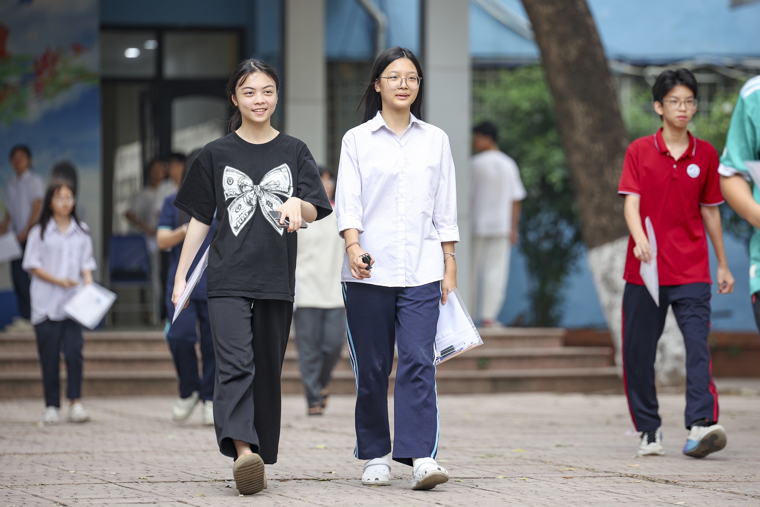 Gần 125.000 học sinh Hà Nội làm thủ tục thi vào lớp 10 - Ảnh 14.
