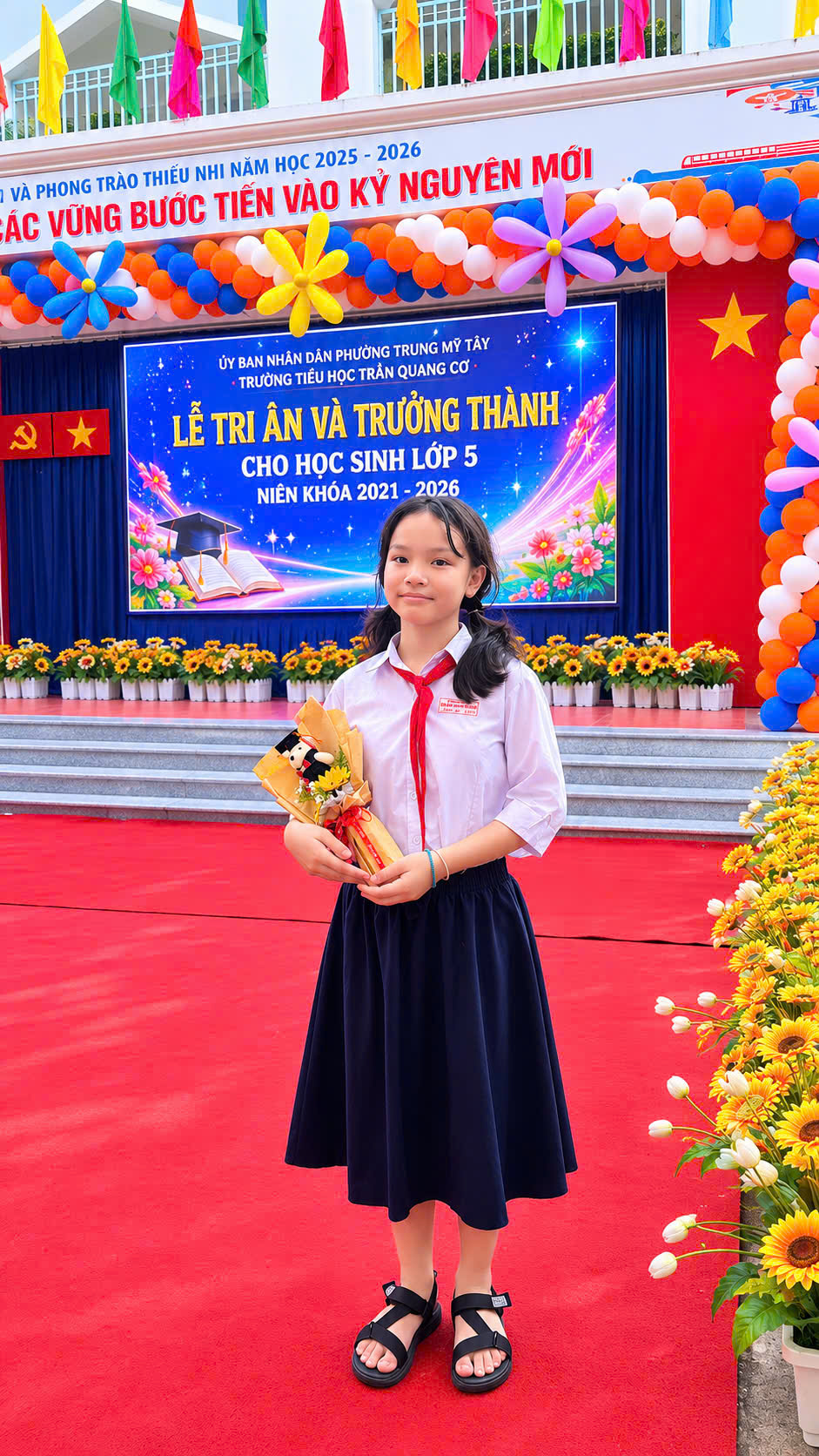 Khoảnh khắc x&uacute;c động: Nữ sinh &ograve;a kh&oacute;c khoe giấy khen trước di ảnh cha - Ảnh 1.