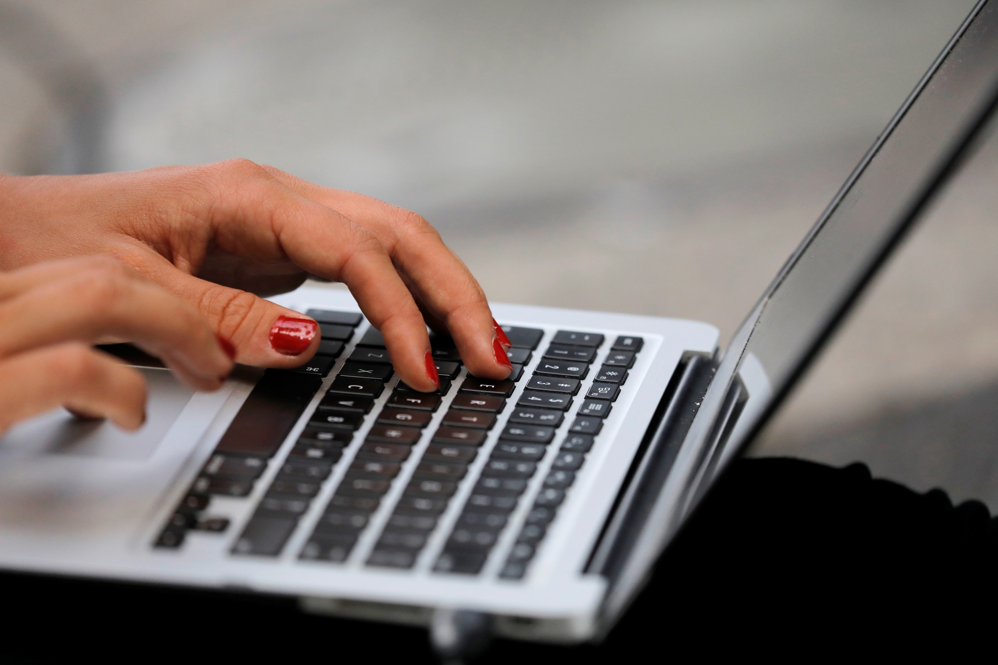 Chọn vỏ nhựa hay kim loại giúp laptop mát hơn? - Ảnh 1.