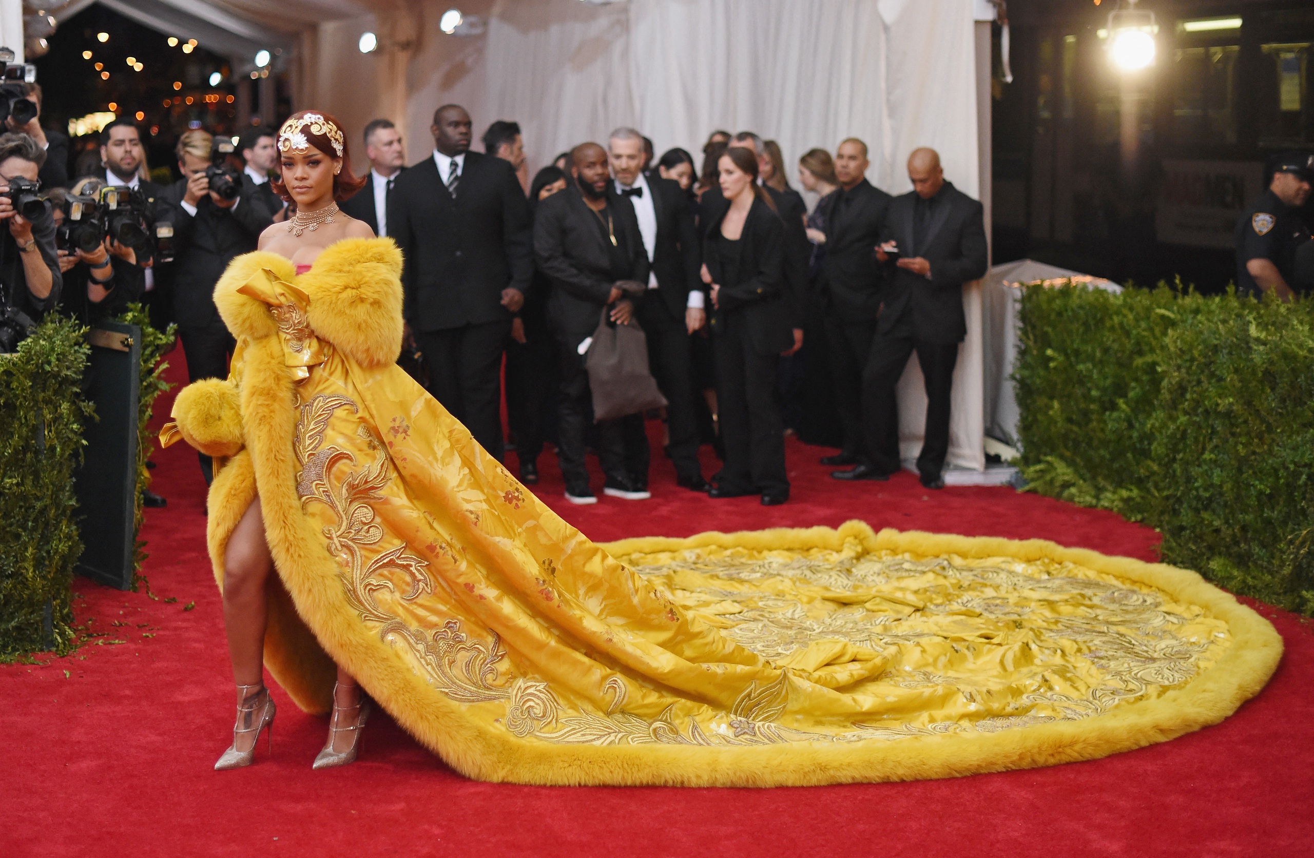 Những bộ c&aacute;nh kỳ c&ocirc;ng từng 'c&agrave;n qu&eacute;t' thảm đỏ Met Gala- Ảnh 8.