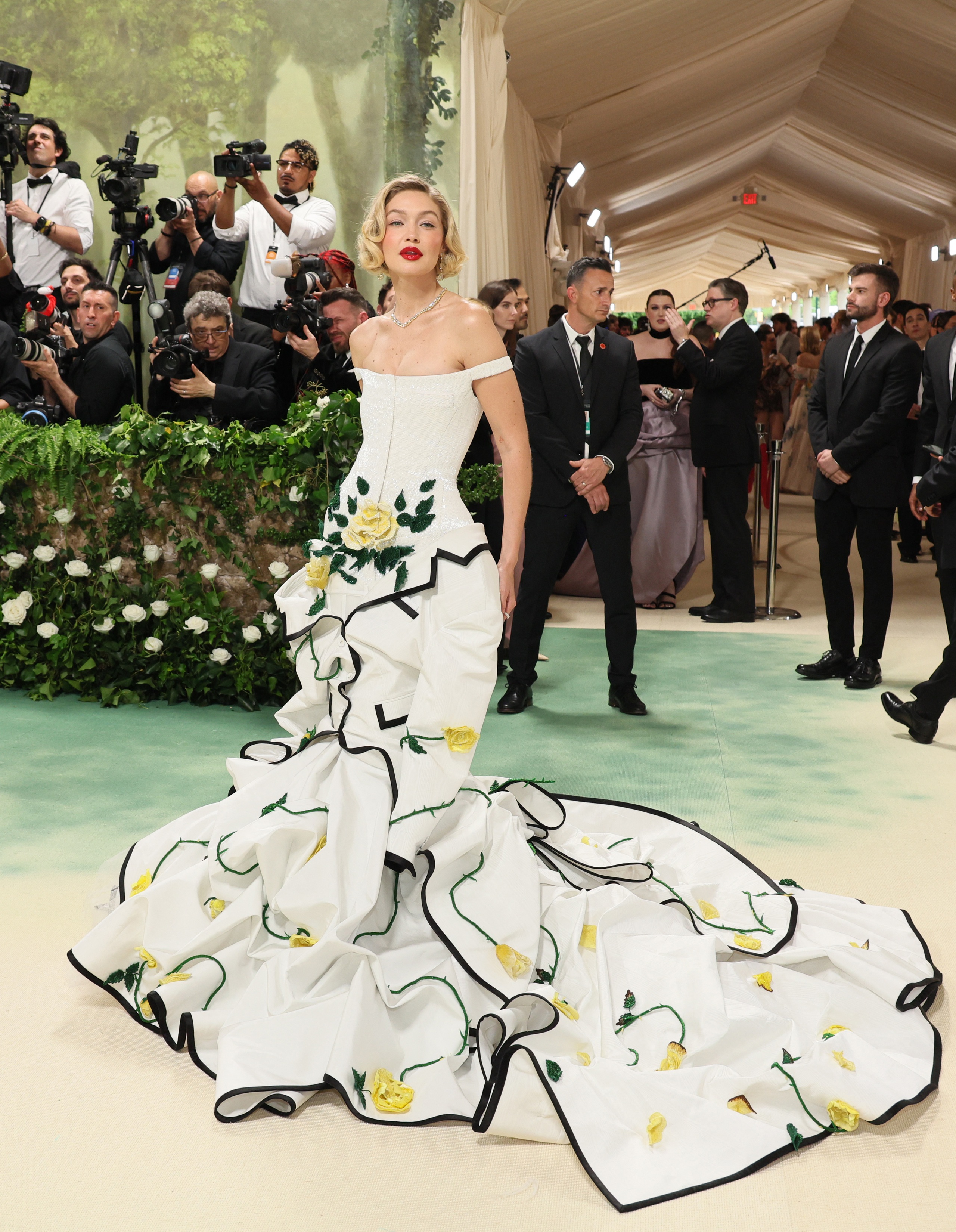 Những bộ c&aacute;nh kỳ c&ocirc;ng từng 'c&agrave;n qu&eacute;t' thảm đỏ Met Gala- Ảnh 2.