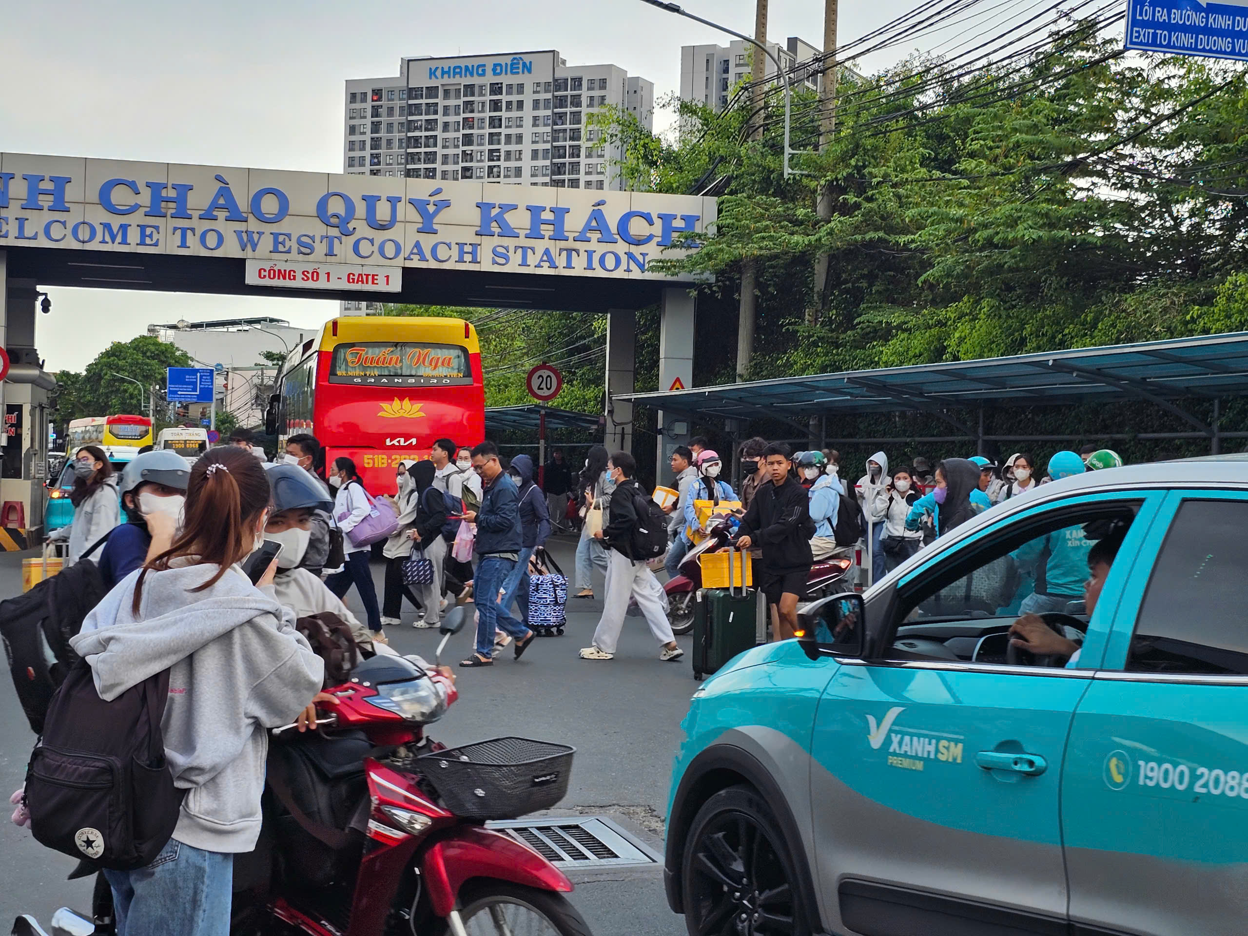 Người d&acirc;n quay lại TP.HCM, cửa ng&otilde; ph&iacute;a t&acirc;y đ&ocirc;ng đ&uacute;c ng&agrave;y cuối kỳ nghỉ lễ- Ảnh 2.