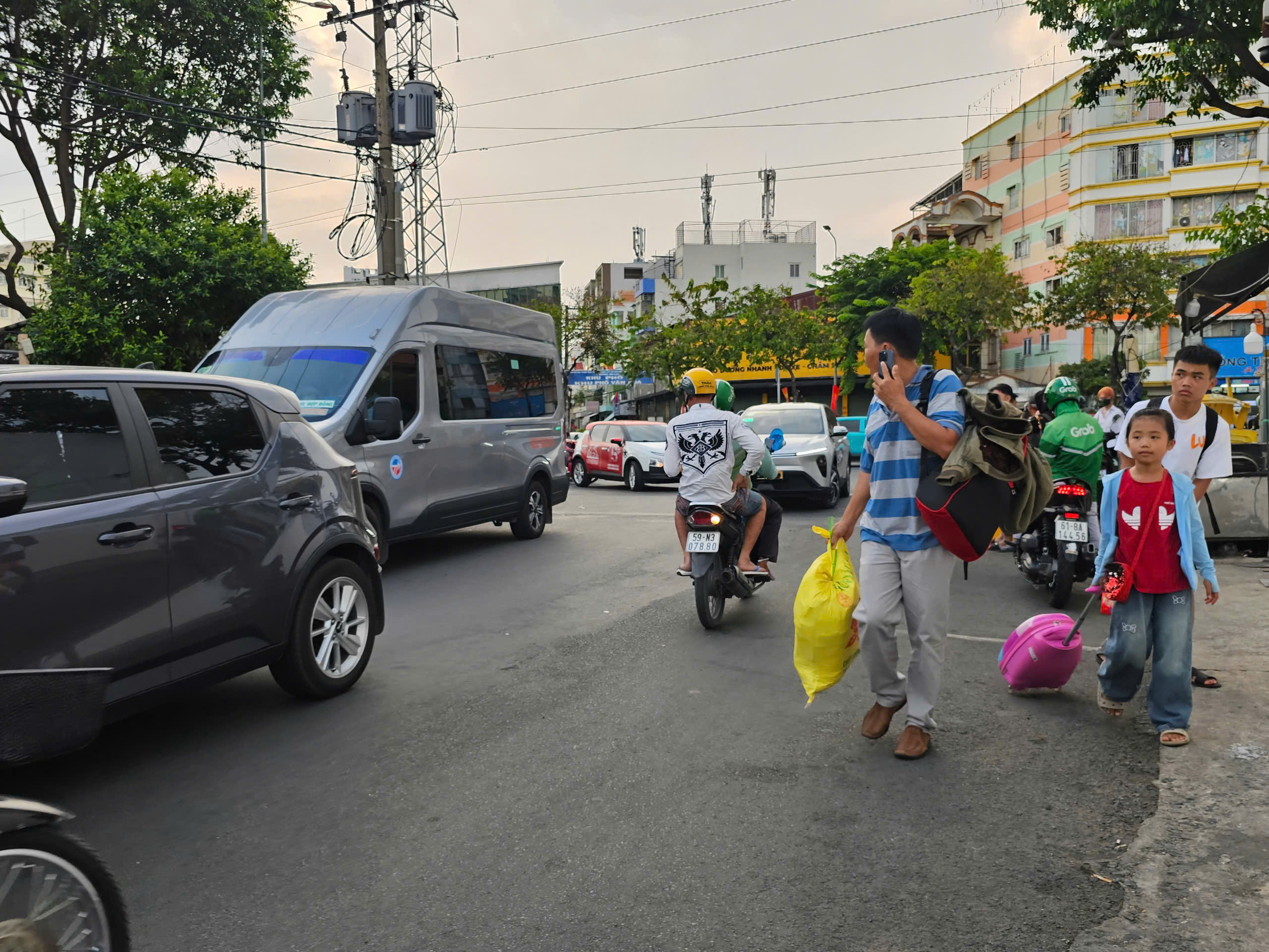 Người d&acirc;n quay lại TP.HCM, cửa ng&otilde; ph&iacute;a t&acirc;y đ&ocirc;ng đ&uacute;c ng&agrave;y cuối kỳ nghỉ lễ- Ảnh 3.