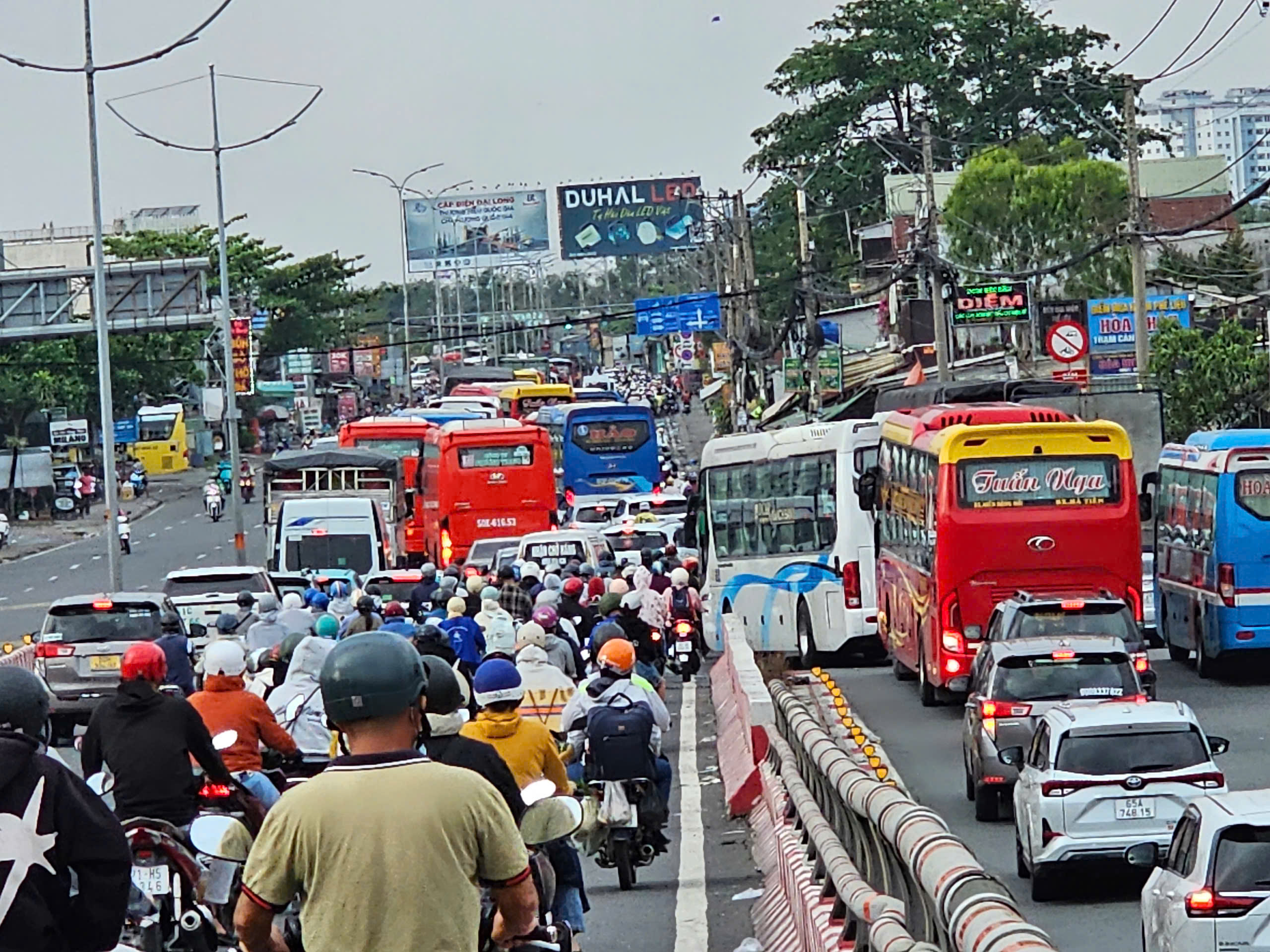 Người d&acirc;n quay lại TP.HCM, cửa ng&otilde; ph&iacute;a t&acirc;y đ&ocirc;ng đ&uacute;c ng&agrave;y cuối kỳ nghỉ lễ- Ảnh 4.