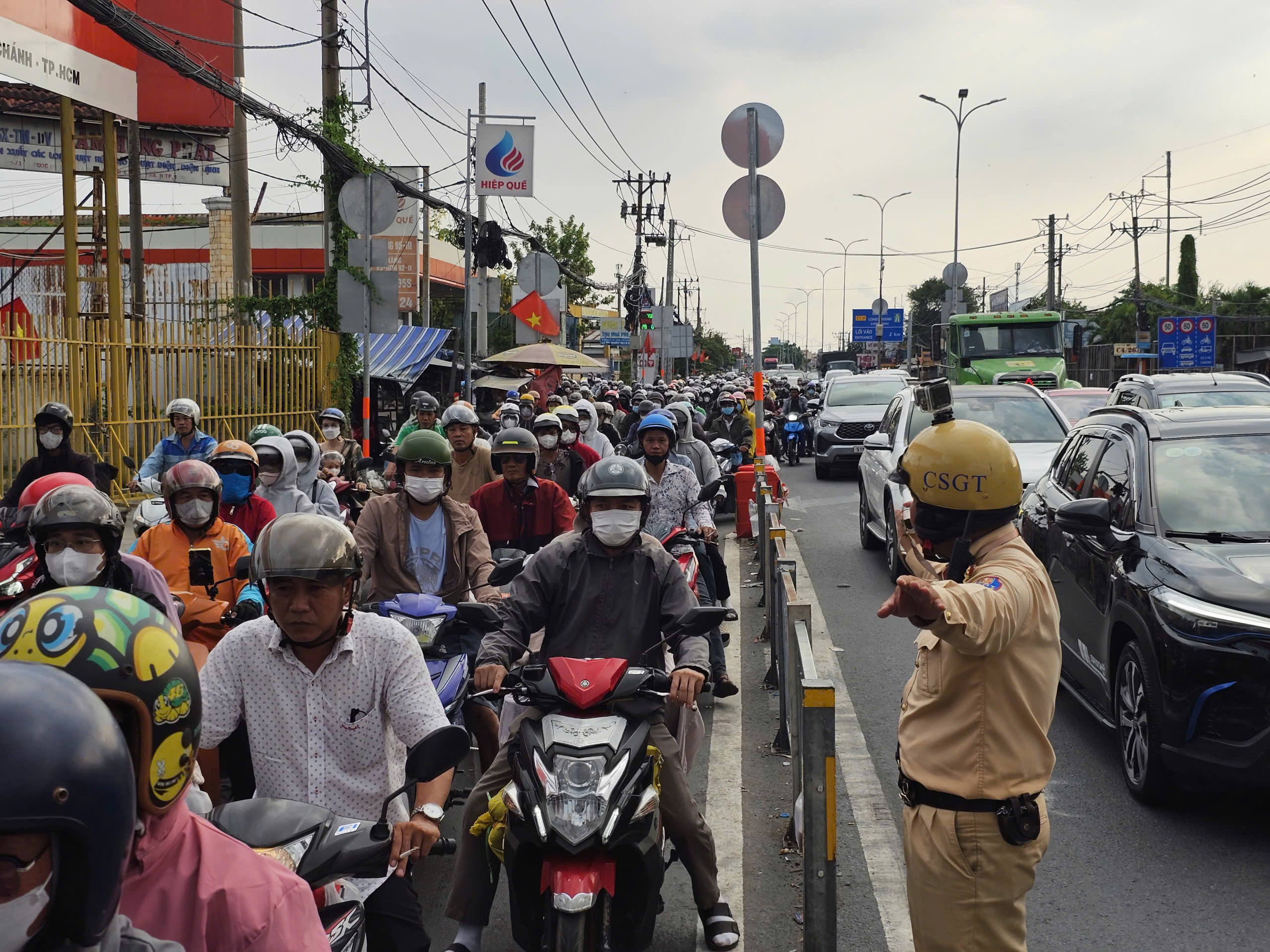 Người d&acirc;n quay lại TP.HCM, cửa ng&otilde; ph&iacute;a t&acirc;y đ&ocirc;ng đ&uacute;c ng&agrave;y cuối kỳ nghỉ lễ- Ảnh 5.